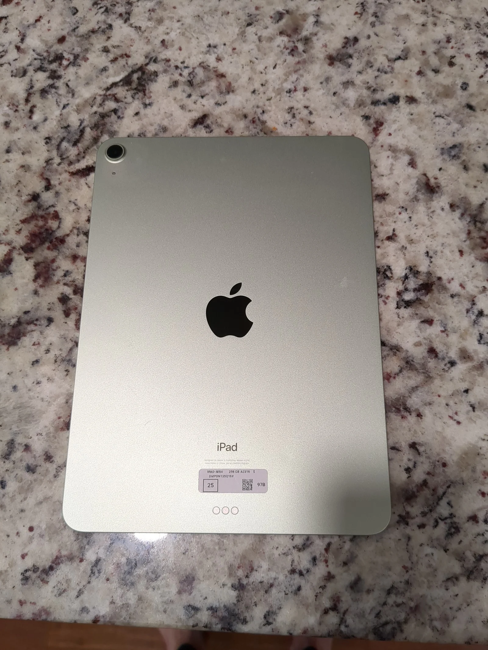 SOLD - Apple iPad Air 4th Generation 256 GB in Green bundle 3R21