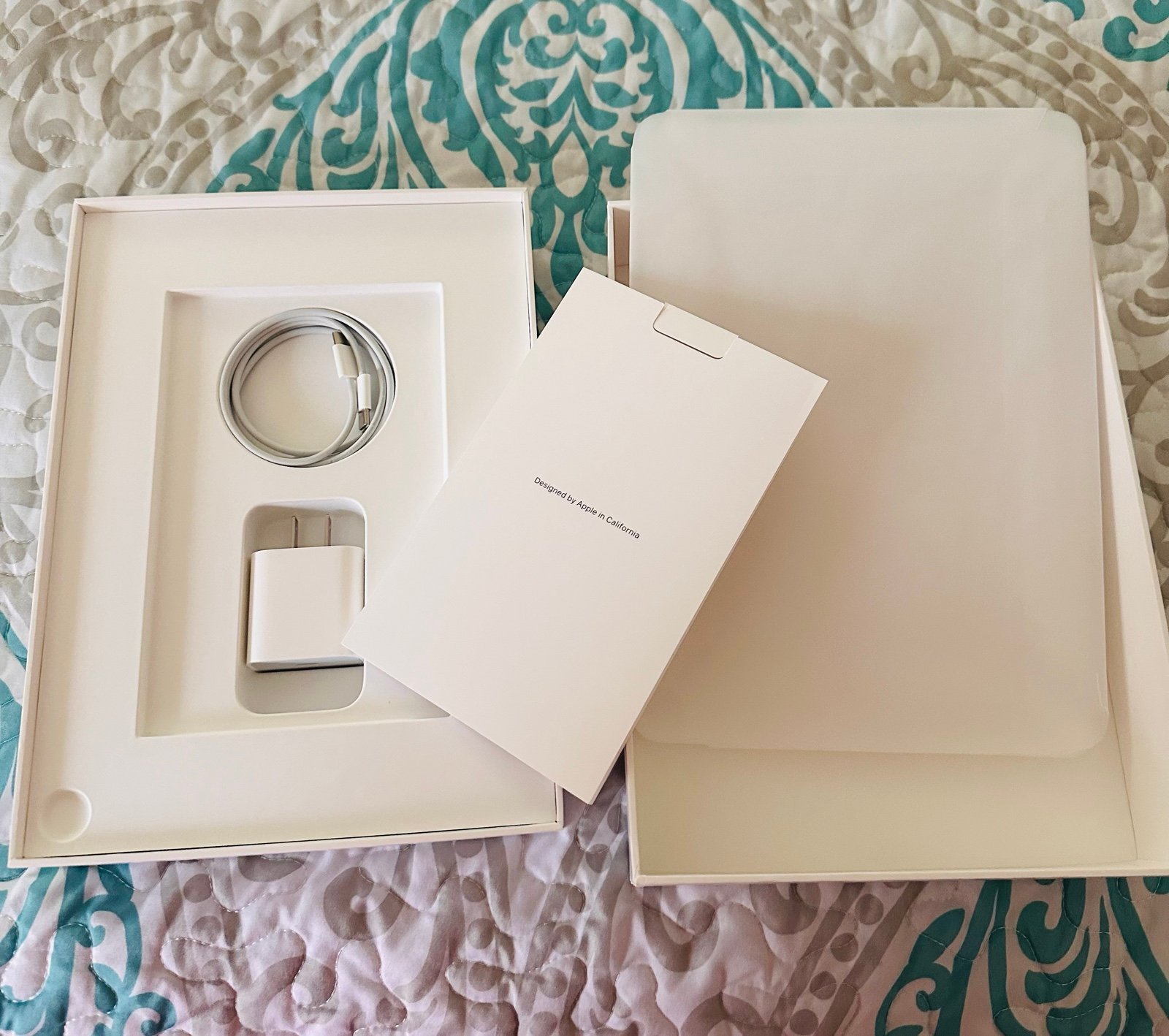 Apple iPad Air 5th Generation 64 GB in Space Gray WIFI Bundle with Apple Pencil 8B37