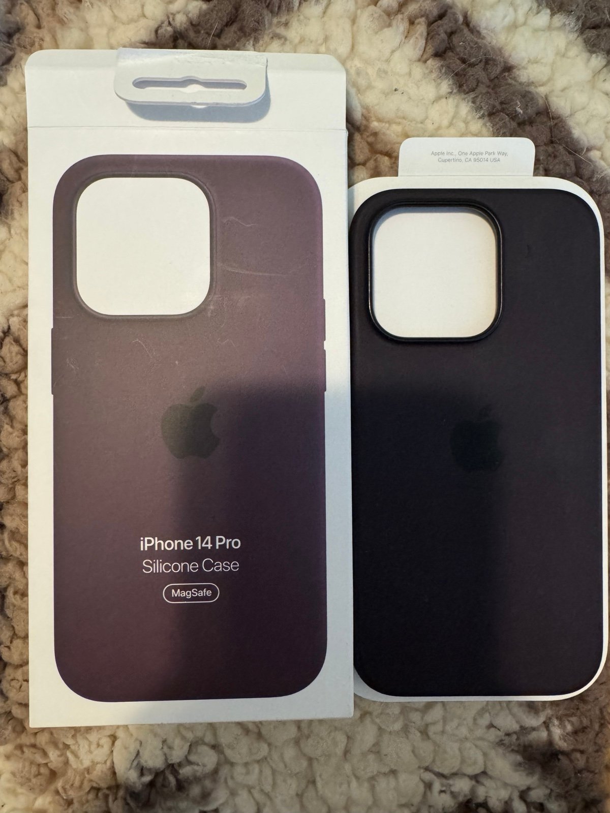 iphone14 pro with 4 Apple Cases and 2 Tempered Glass Screen Protectors 9O83