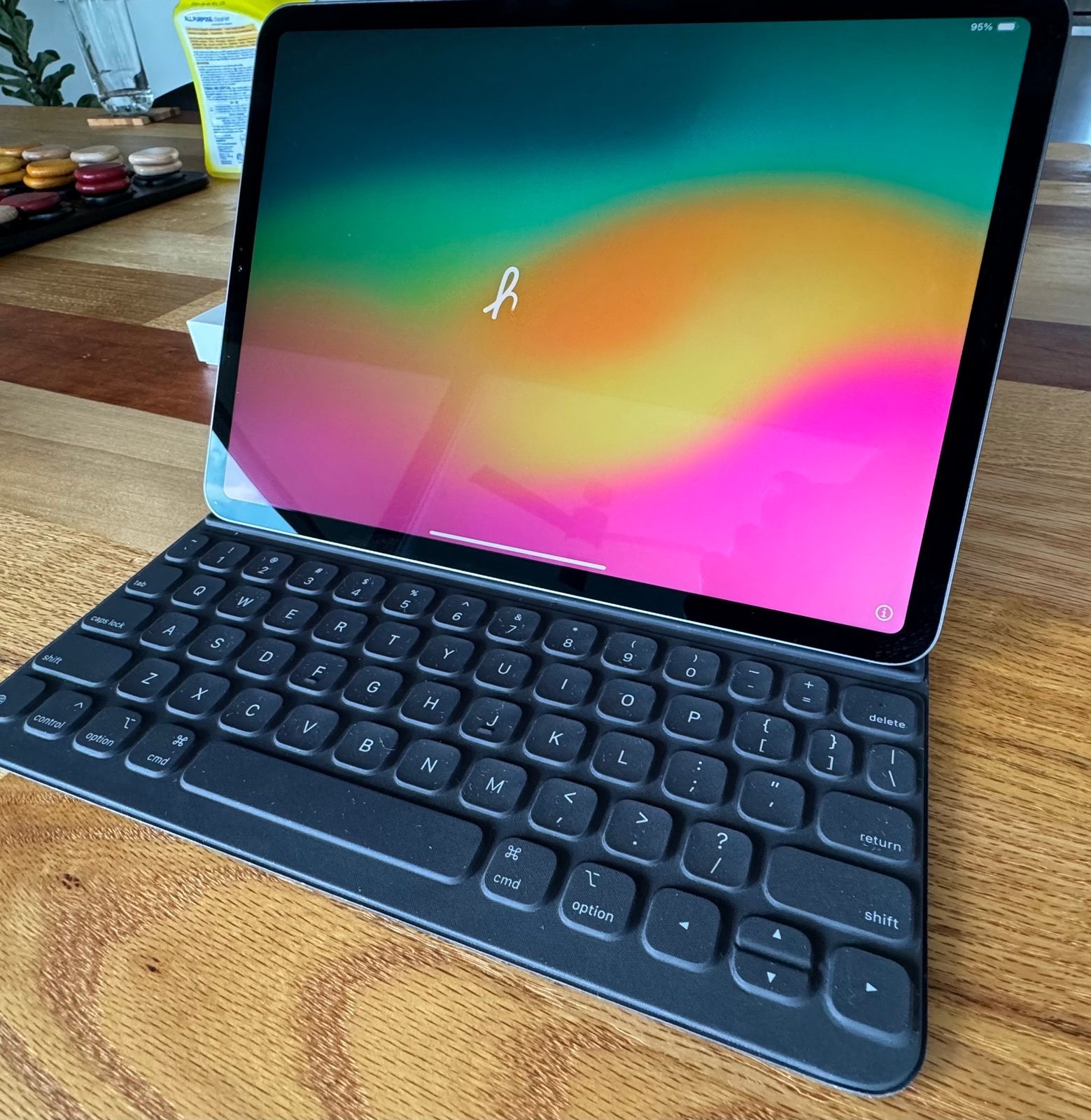 Apple iPad Pro 11” 1st Generation (64GB Space Gray) + Apple Smart Keyboard Folio 5A75