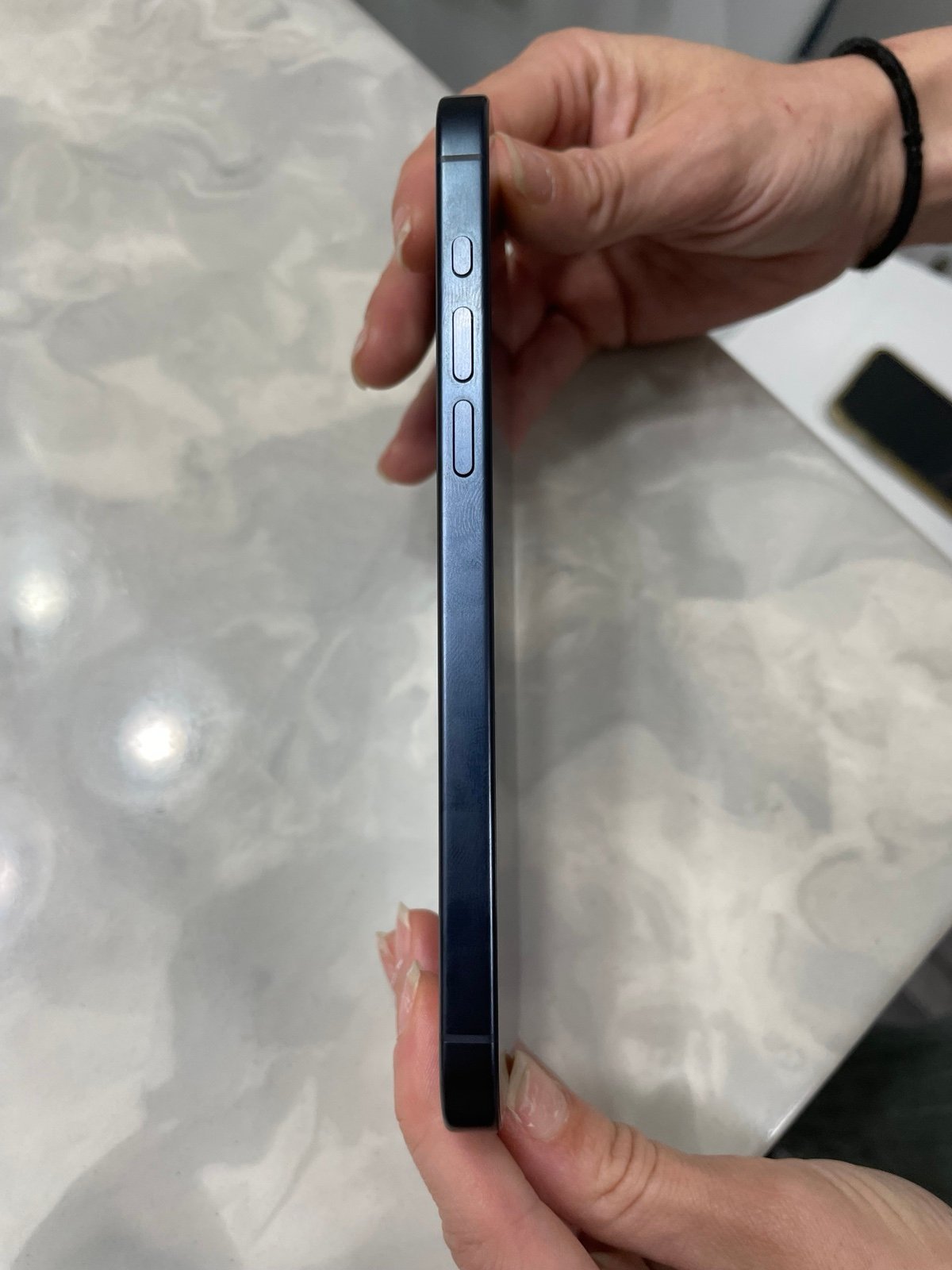 iphone 15 pro max 8Q12