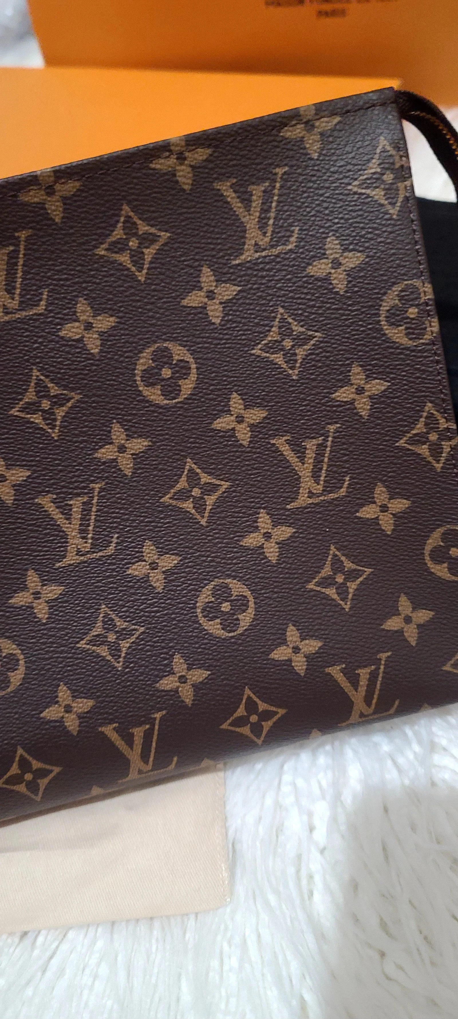 Toiletry 26 with insert