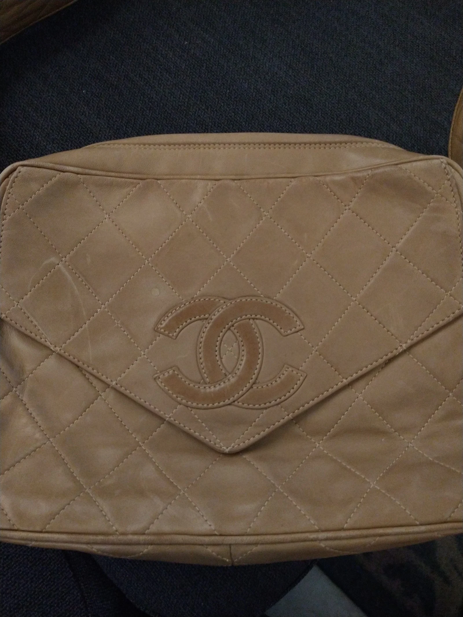 Vintage Chanel leather shoulder bag