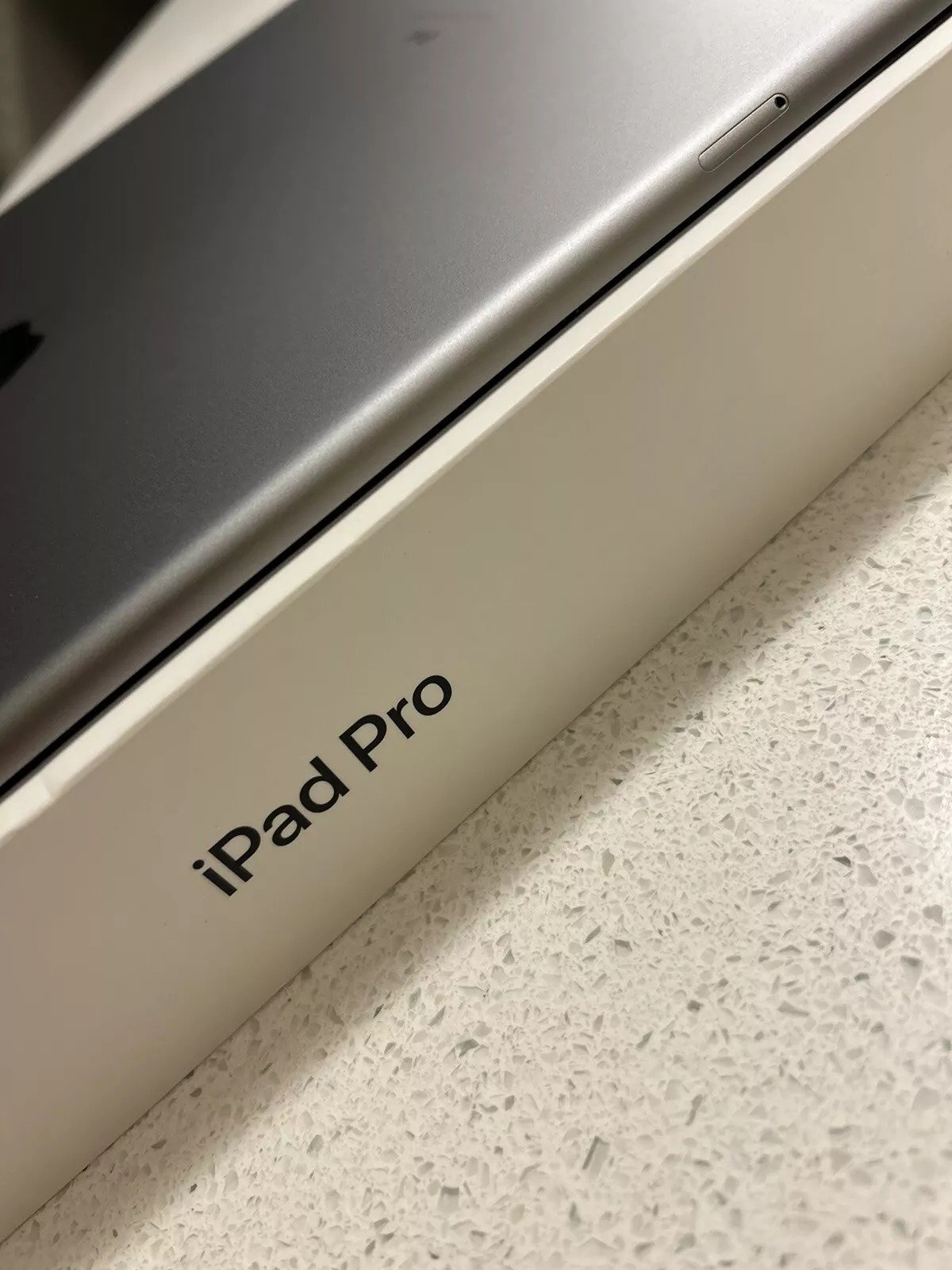 Apple iPad Pro 12.9” Wifi + Cellular 256GB Space Gray Unlocked Apple Keyboard 3G51