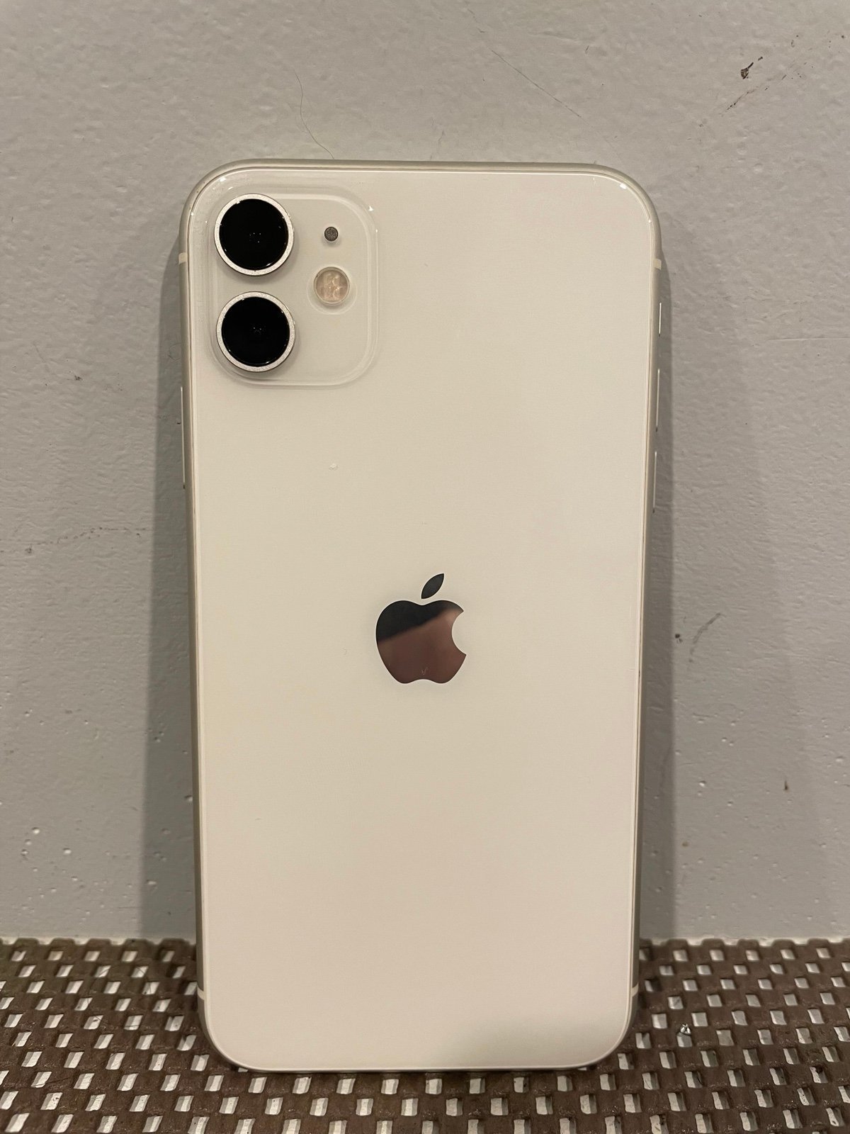 iPhone 11 White 64 GB unlocked. 1V31