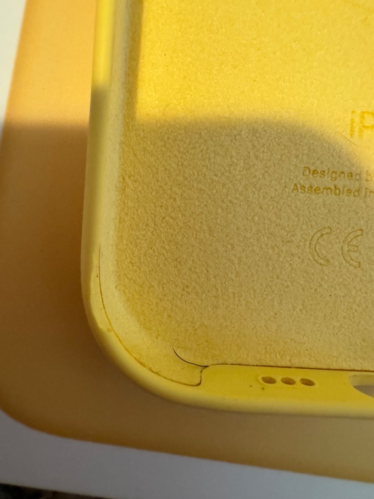 iphone14 pro with 4 Apple Cases and 2 Tempered Glass Screen Protectors 9O83