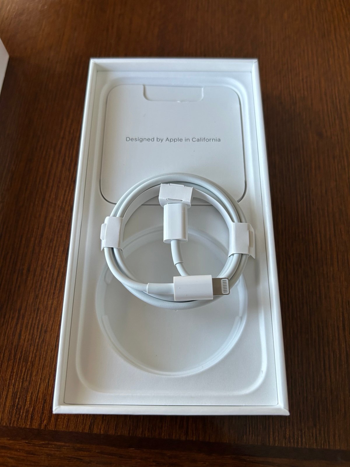 iphone 13 unlocked 128 GB + box and new charger 9Z23