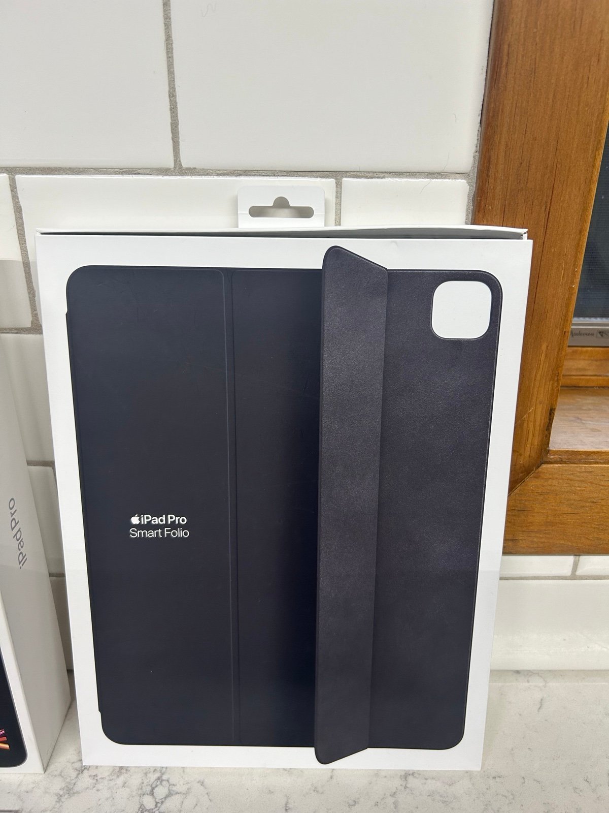 iPad Pro w/ Apple Pencil & Smart Folio Case Bundle (GREAT CONDITION!) 5S76