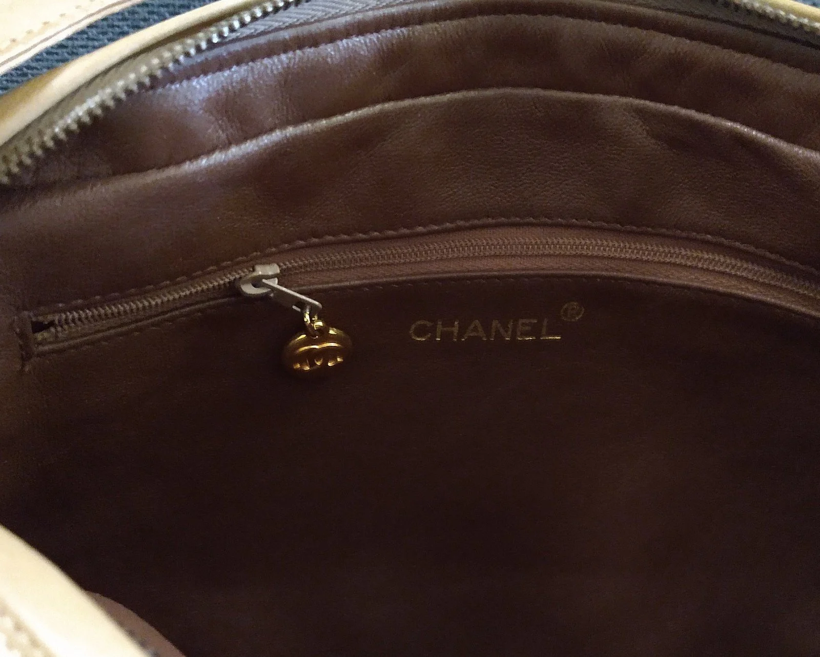 Vintage Chanel leather shoulder bag