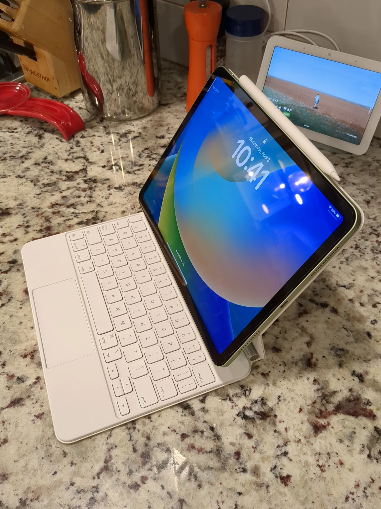 SOLD - Apple iPad Air 4th Generation 256 GB in Green bundle 3R21