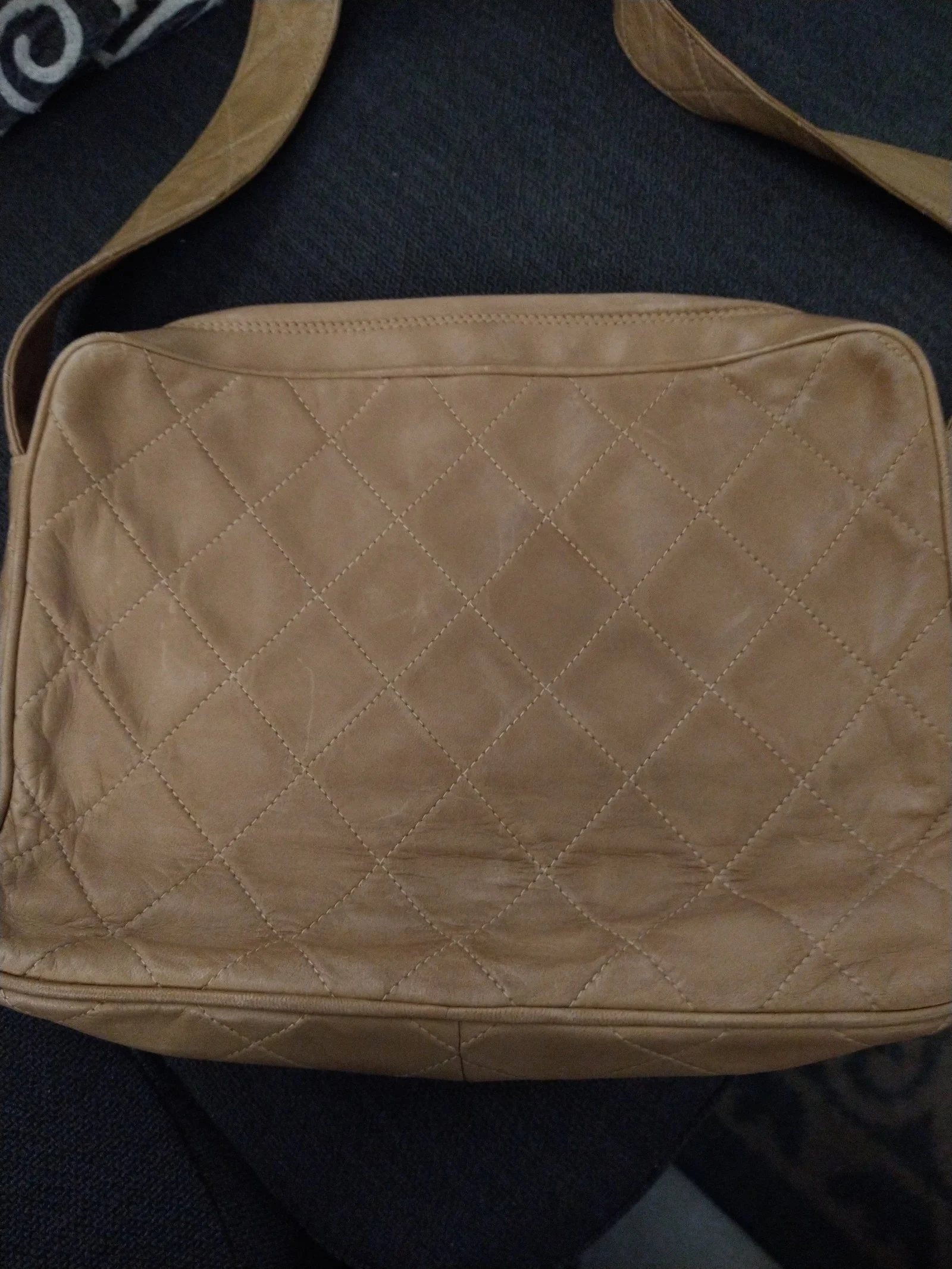 Vintage Chanel leather shoulder bag