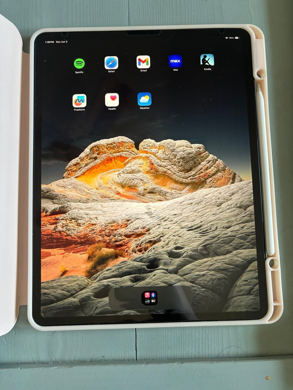 Apple iPad Pro 4th Generation W/Keyboard + Pen 3N37