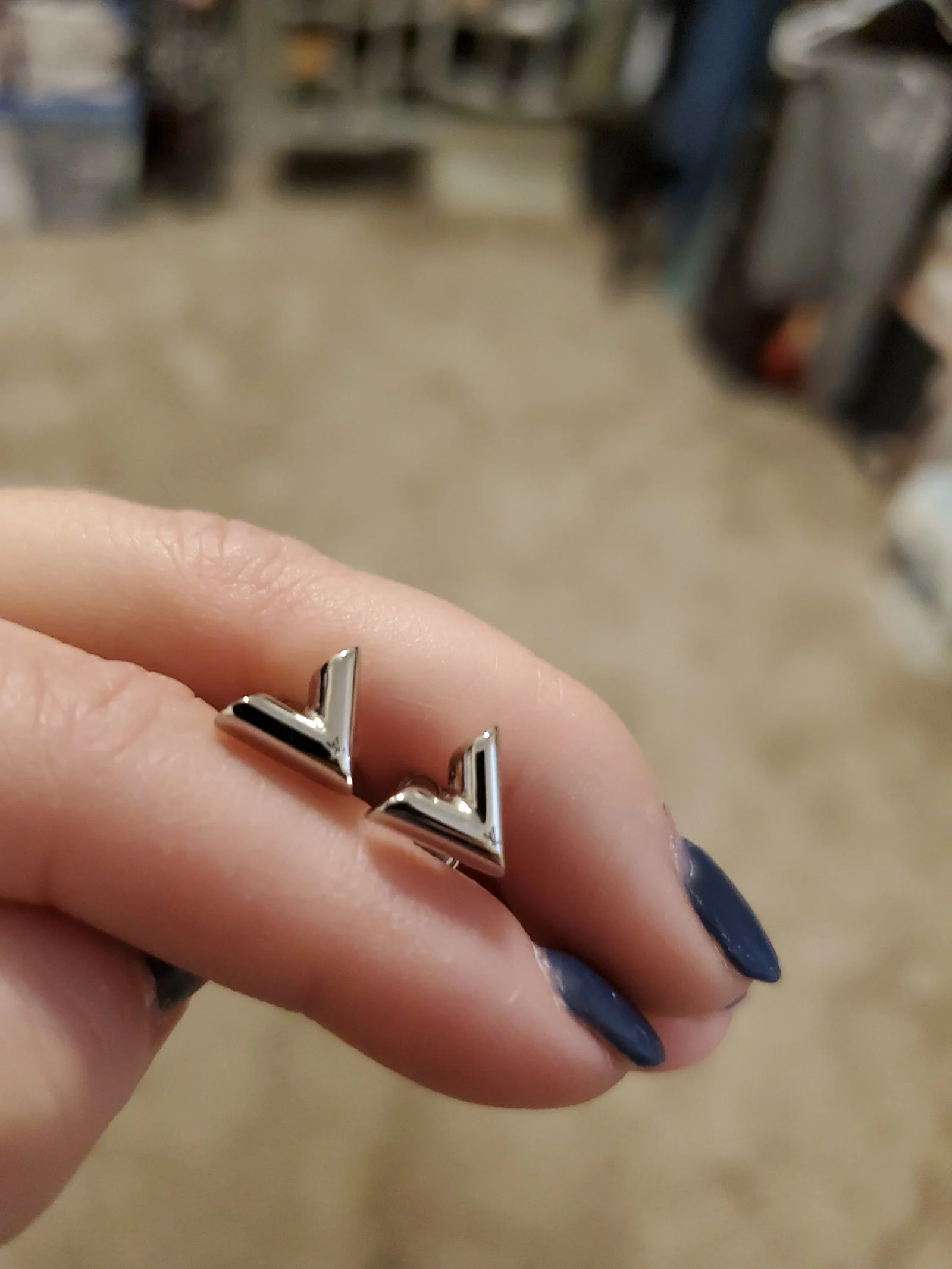 Louis Vuitton Essential V Silver Stud Earrings ... Full Inclusion ... LIKE NEW