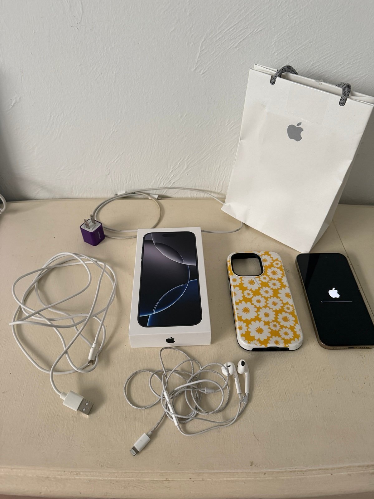 iPhone 14 Pro - 256 GB Unlocked Great Condition - With Accessories 9X37