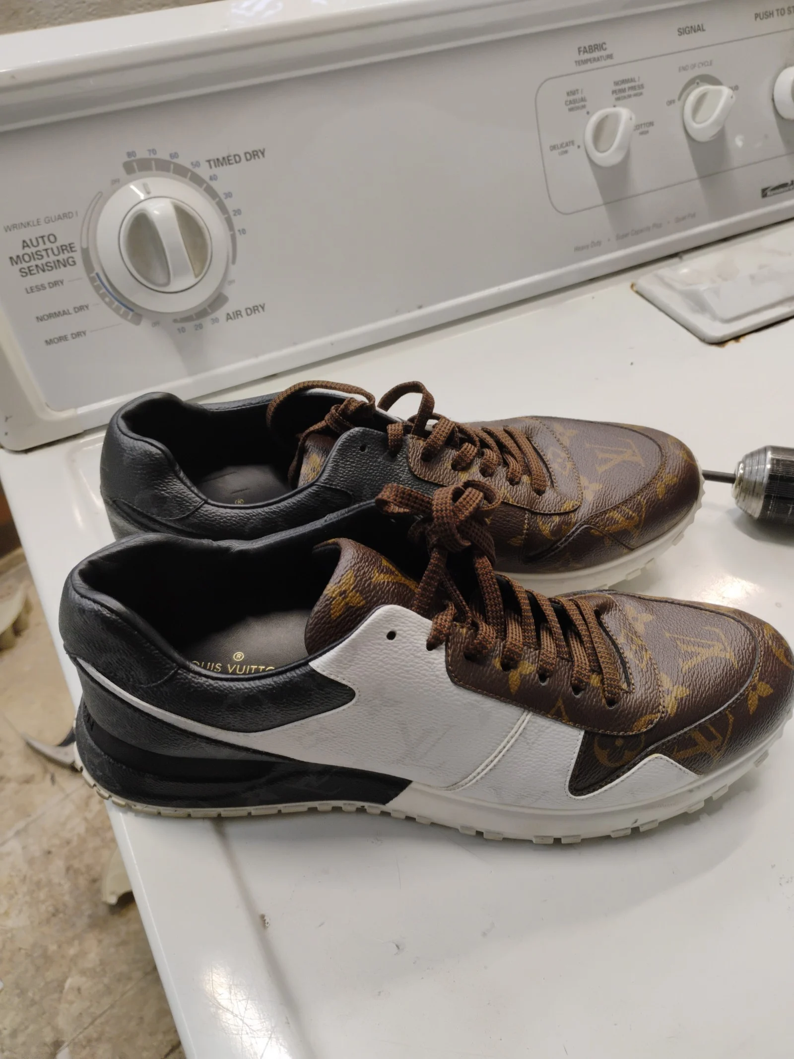 Louis Vuittoñ Trainer sneaker graphite like new paid $1100 mens size 10.5