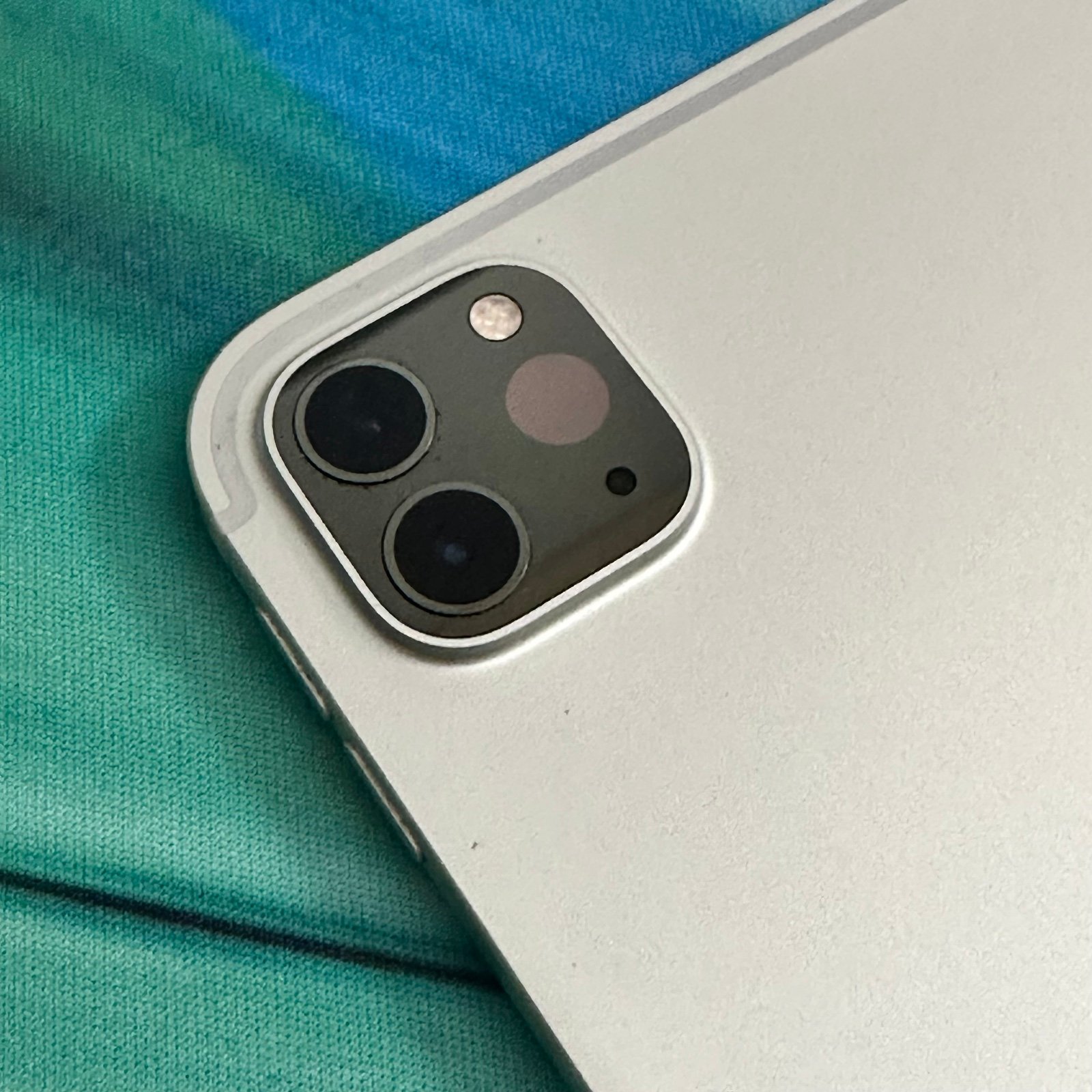 Apple iPad Pro 12.9” 4th Gen 256gb WiFi + Cellular Unlocked w/ Magic Keyboard 1H36