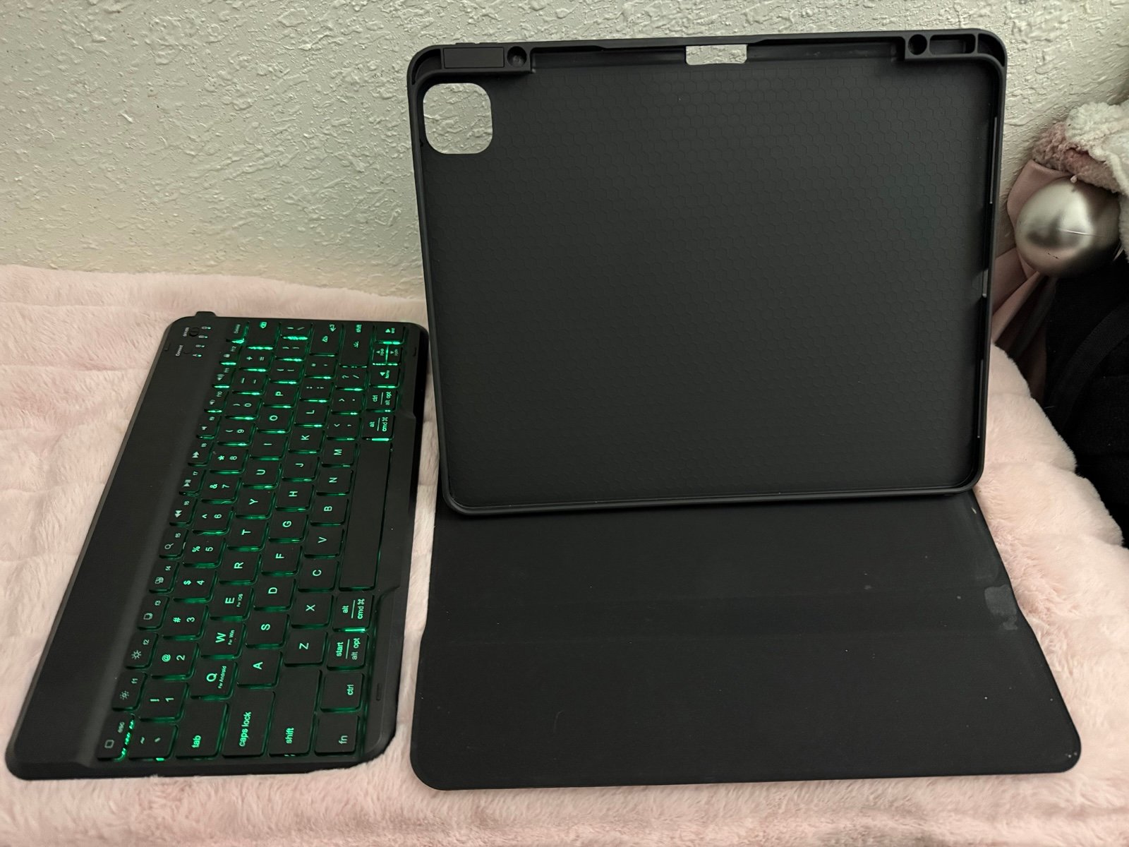 iPad Pro 12.9” (6th Gen) - Great Condition + Keyboard 6M66