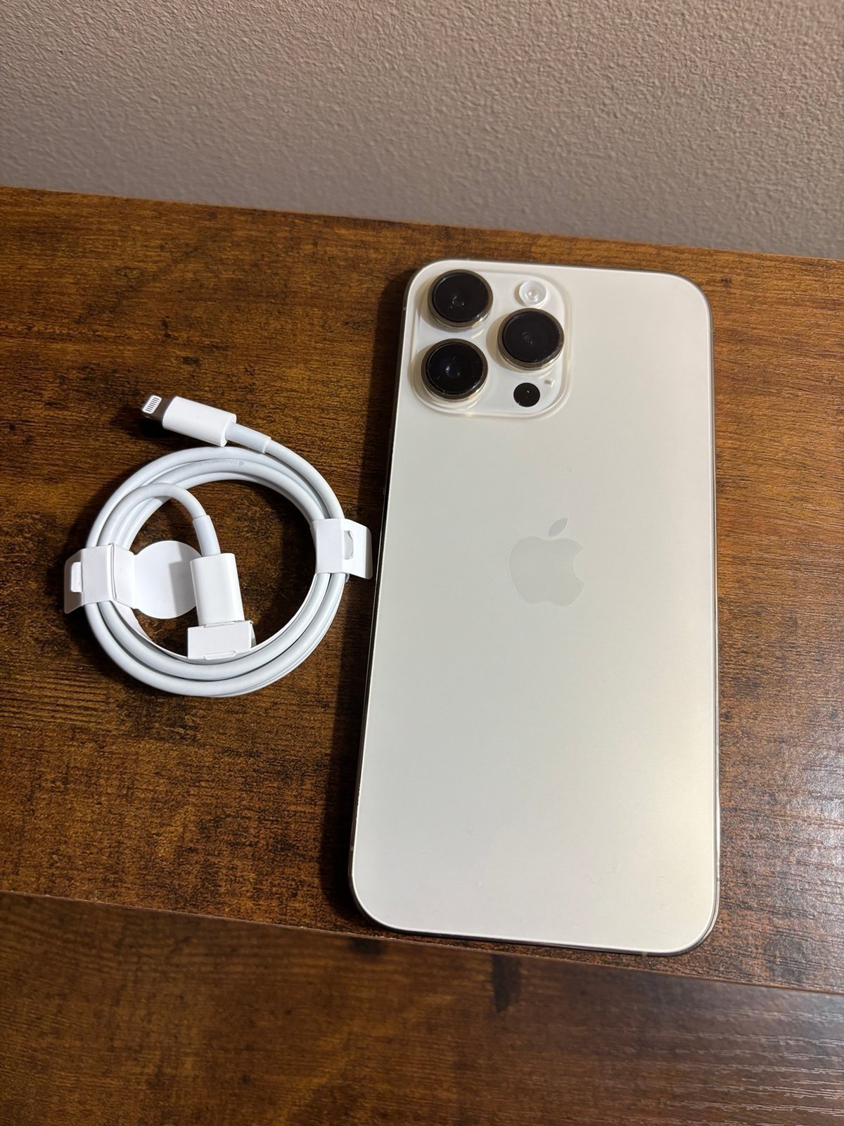 Apple iPhone 14 Pro Max 128 GB in Gold 1X11