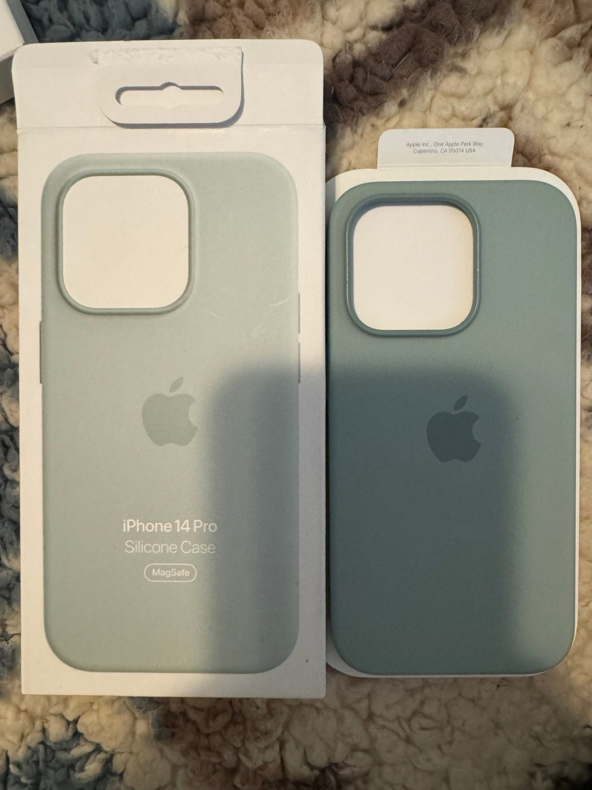 iphone14 pro with 4 Apple Cases and 2 Tempered Glass Screen Protectors 9O83