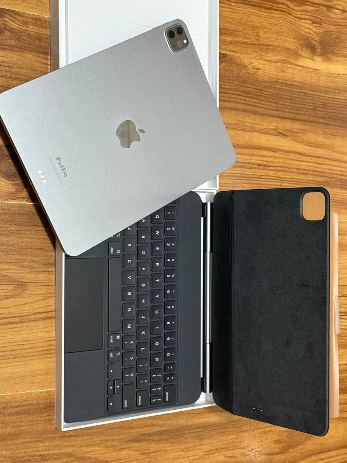 Apple iPad Pro 11 4th Gen 128GB Space Gray WiFi /Apple Magic keyboard 6F38