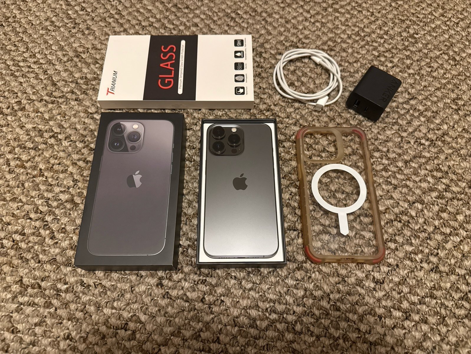 iPhone 13 Pro Unlocked 128 GB in Graphite with Case and Original Charger 9Y66