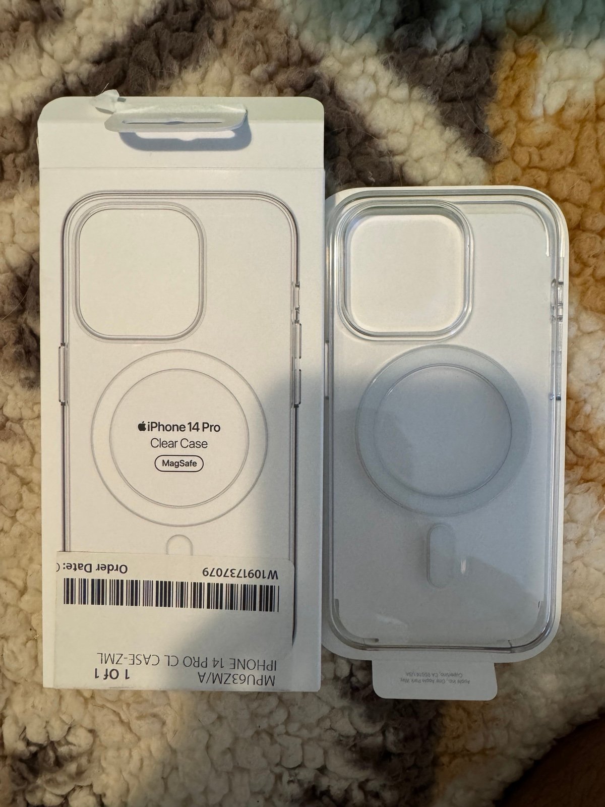 iphone14 pro with 4 Apple Cases and 2 Tempered Glass Screen Protectors 9O83