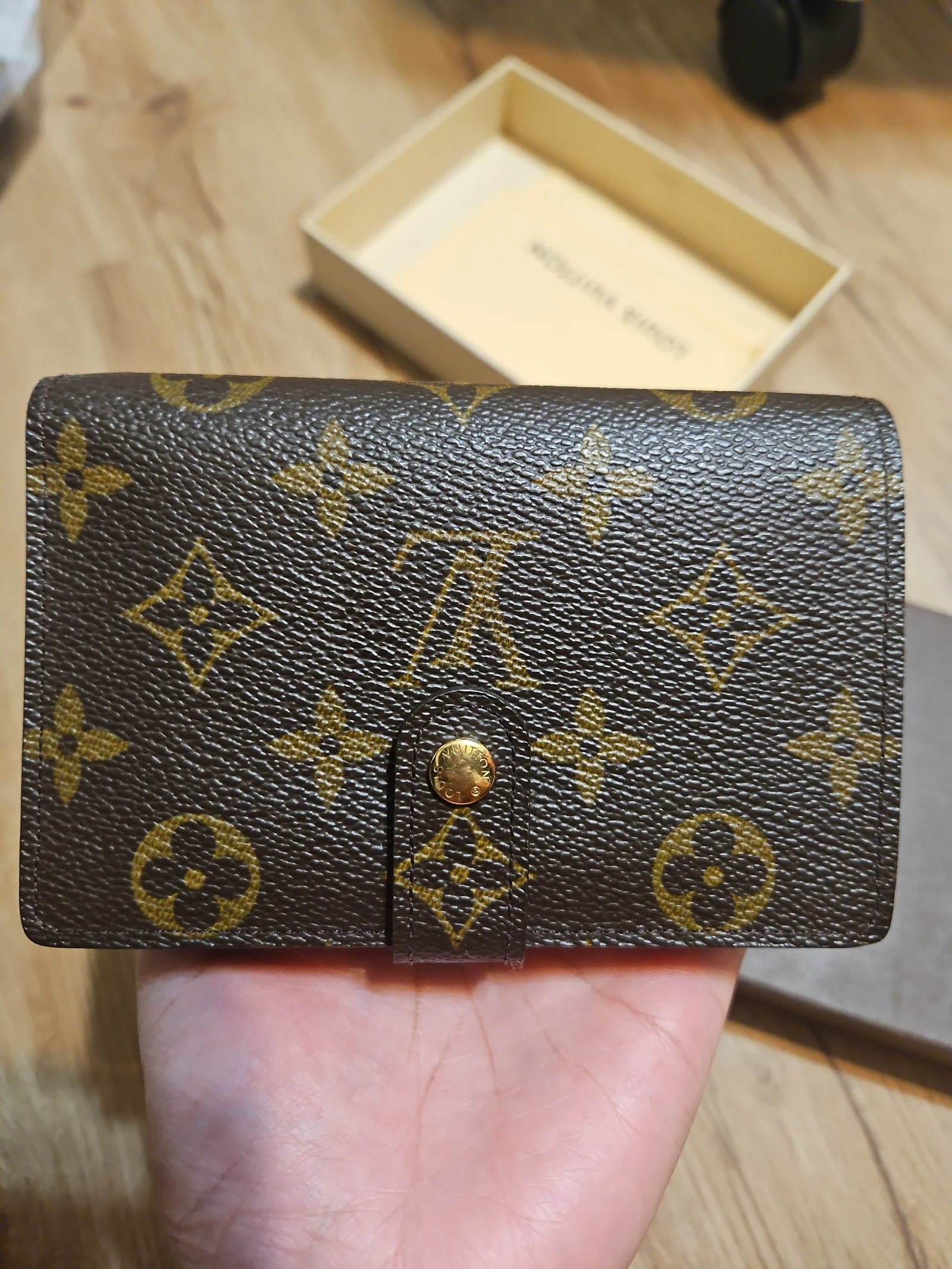FIRM PRICE‼️Authentic LV Kiss Lock Portefeuille Wallet-Prestine Condition