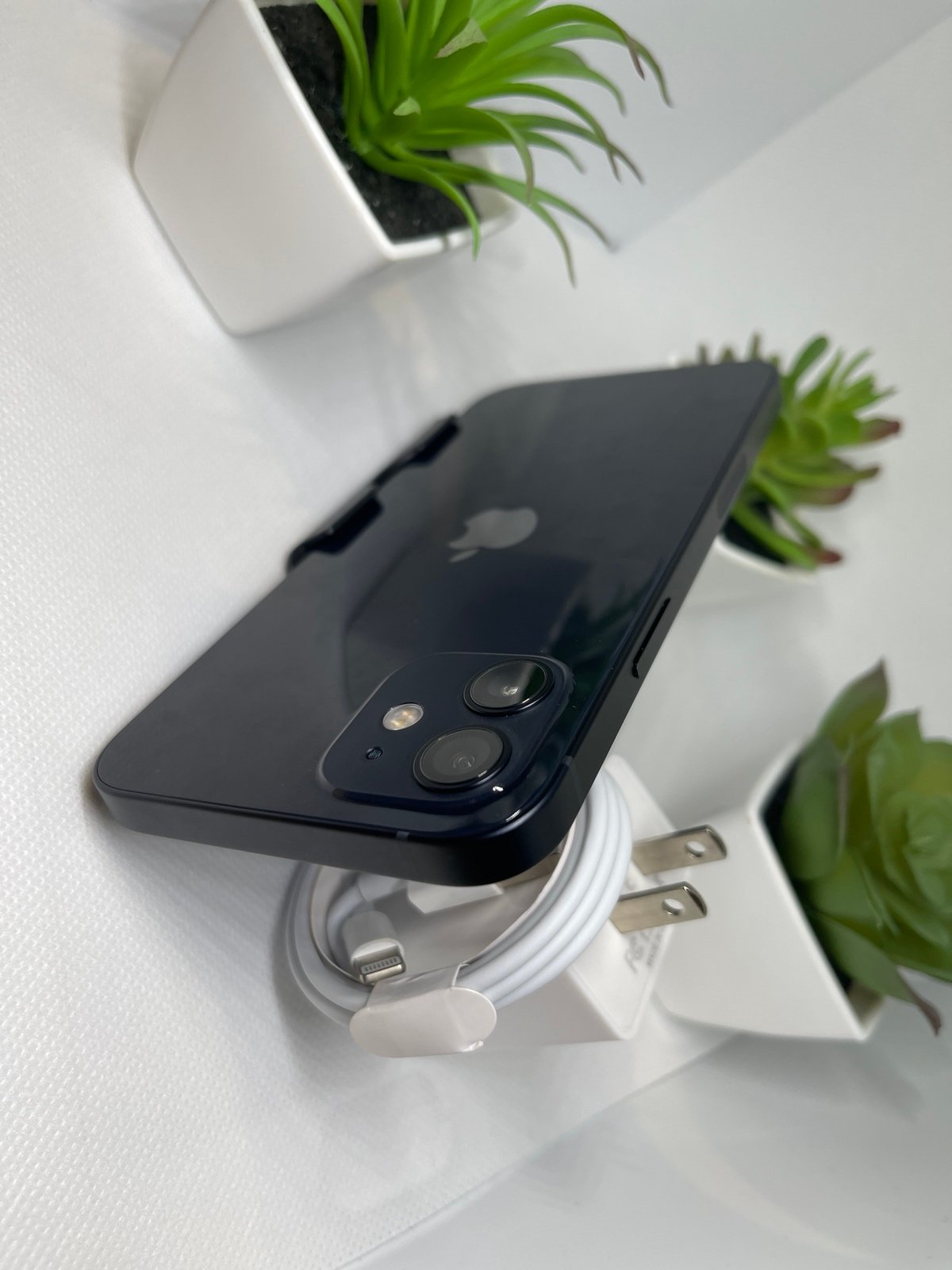 Apple iPhone 12 64 GB in Black Unlocked Mint Condition Any Carrier Any Country 2E59