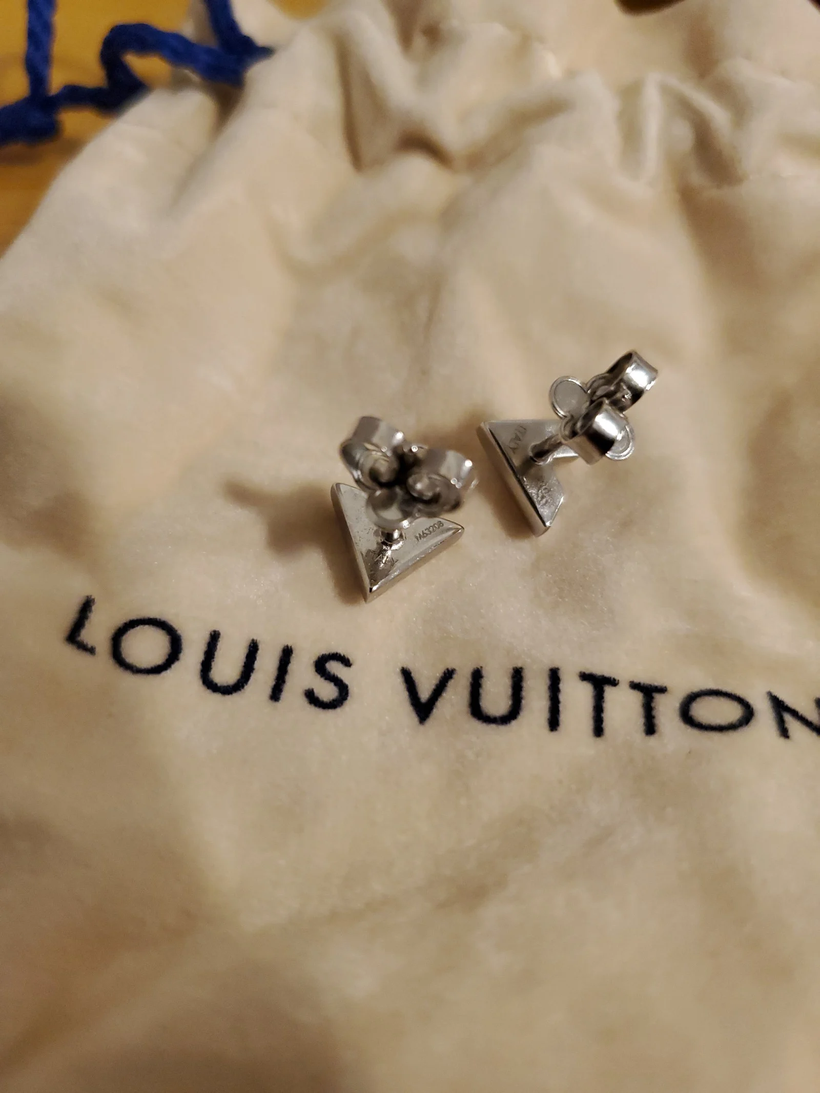 Louis Vuitton Essential V Silver Stud Earrings ... Full Inclusion ... LIKE NEW