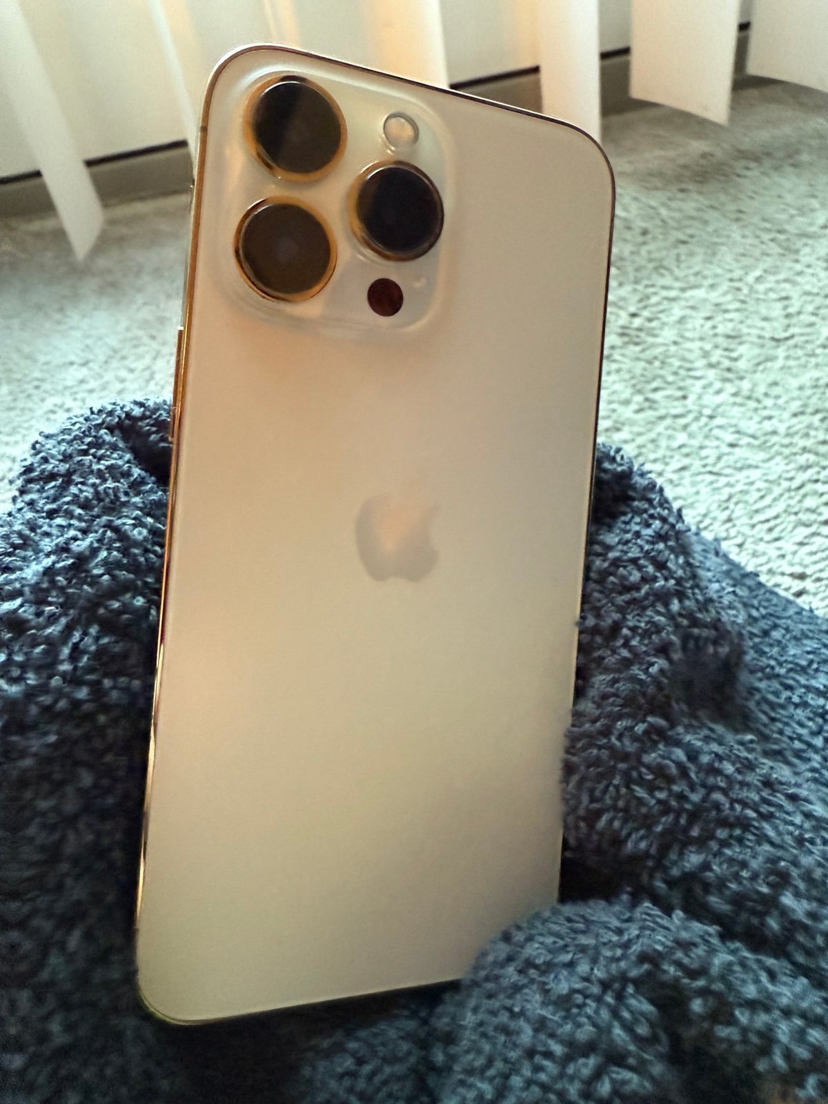 Apple iPhone 13 Pro 256 GB in Gold 1Z58