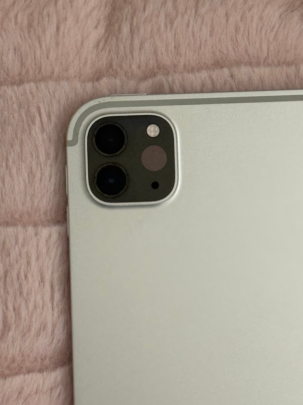 iPad Pro 12.9” (6th Gen) - Great Condition + Keyboard 6M66