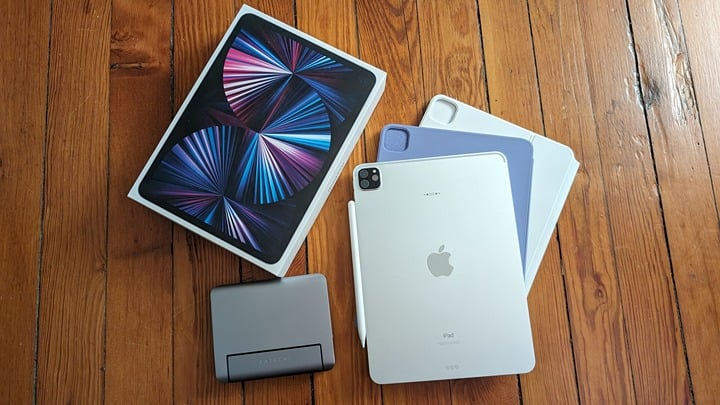 Apple iPad Pro 11-inch with accessories 5P13