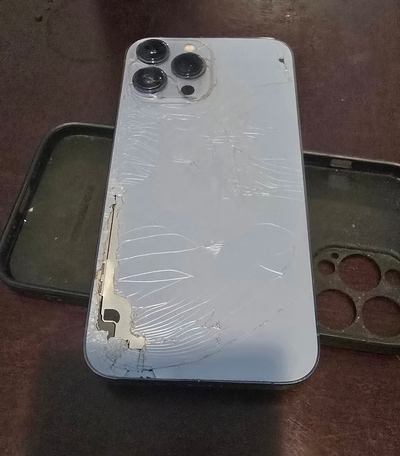 Apple iPhone 13 Pro Max 256GB Unlocked (Cracked Back)+Sony linkbuds 2Q66