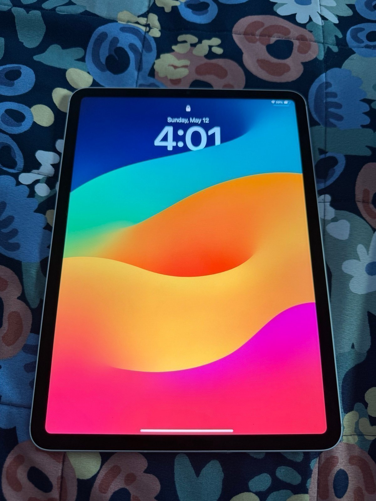 Apple iPad Pro 4th Generation M2 128 GB Silver Cellular w/ Logitech kb case 2P79