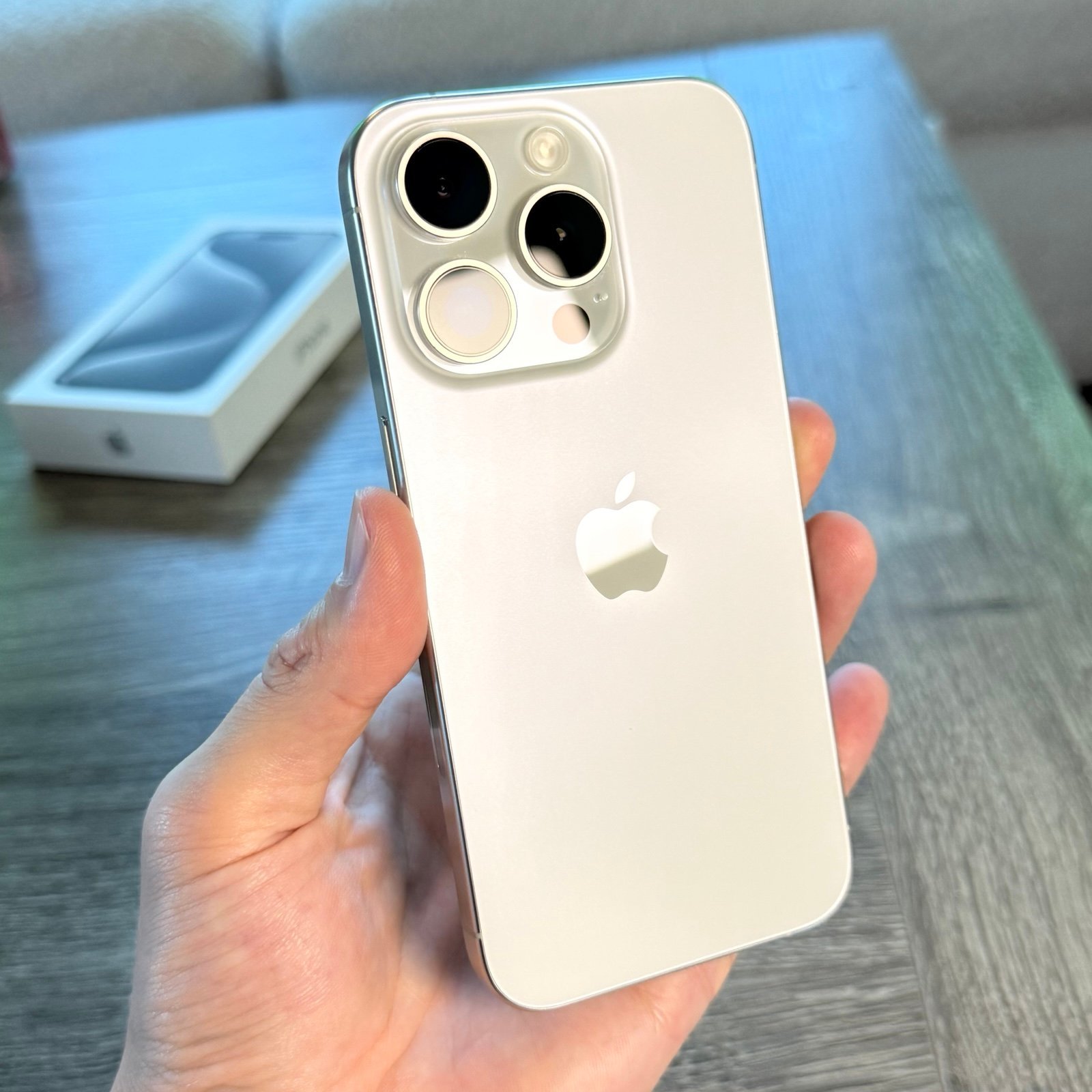 iPhone 15 Pro 256Gb - White Titanium - Fully Unlocked 7J75