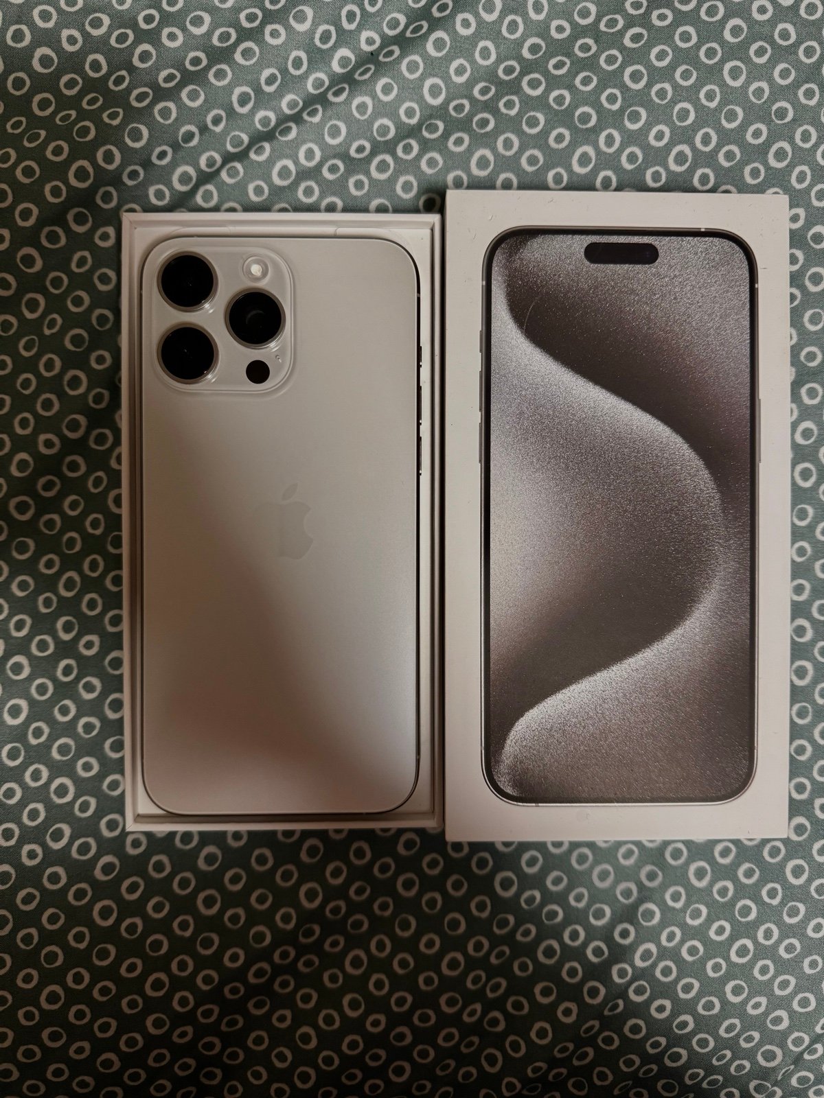 Apple iphone 15 pro max unlocked 1TB 7U72