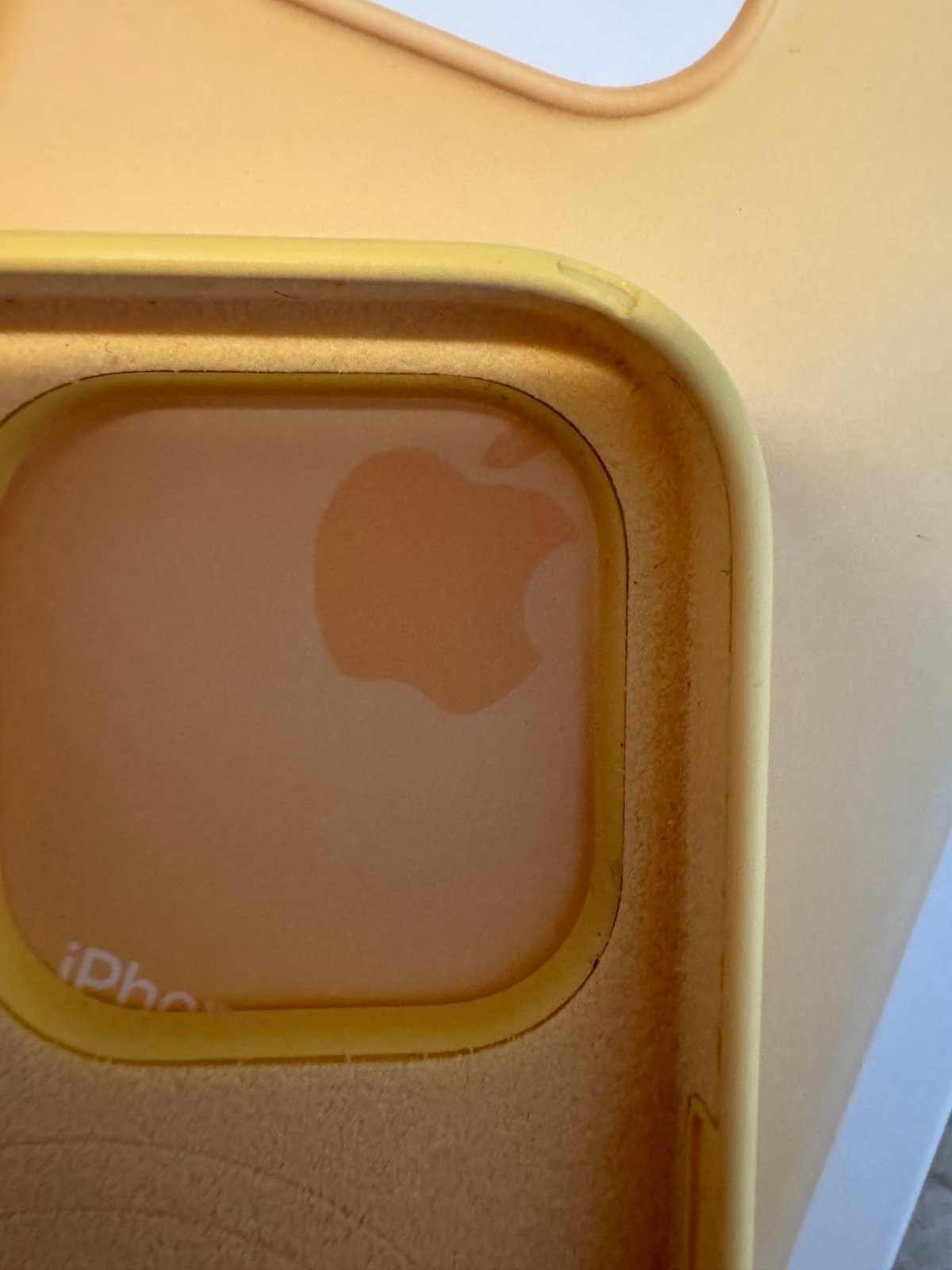 iphone14 pro with 4 Apple Cases and 2 Tempered Glass Screen Protectors 9O83