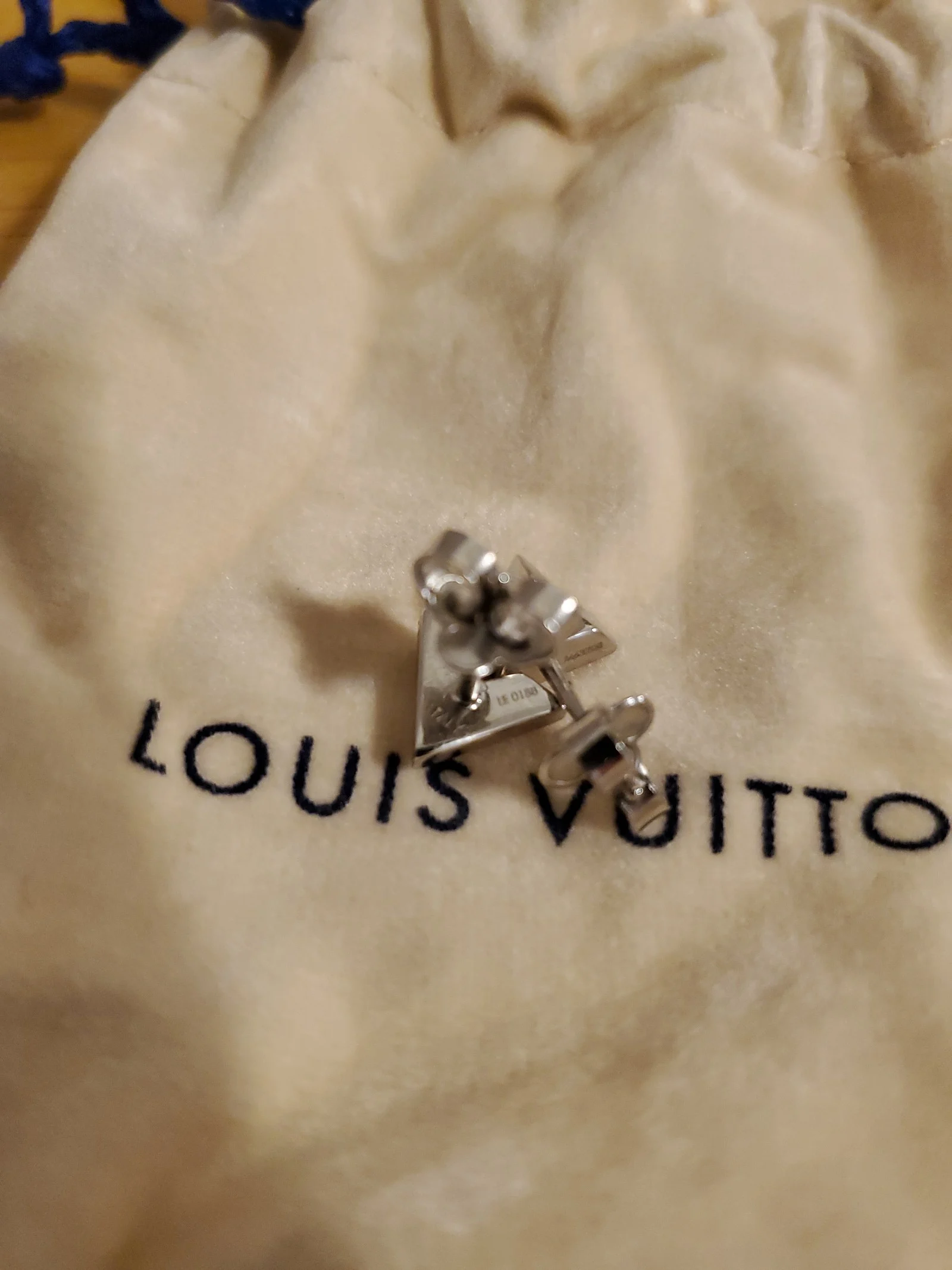 Louis Vuitton Essential V Silver Stud Earrings ... Full Inclusion ... LIKE NEW