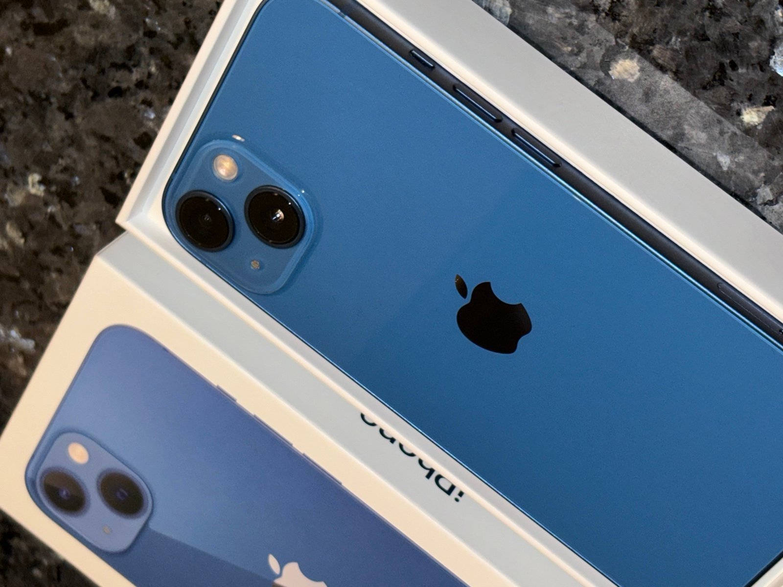 Apple iPhone 13 128 GB in Blue 9X39