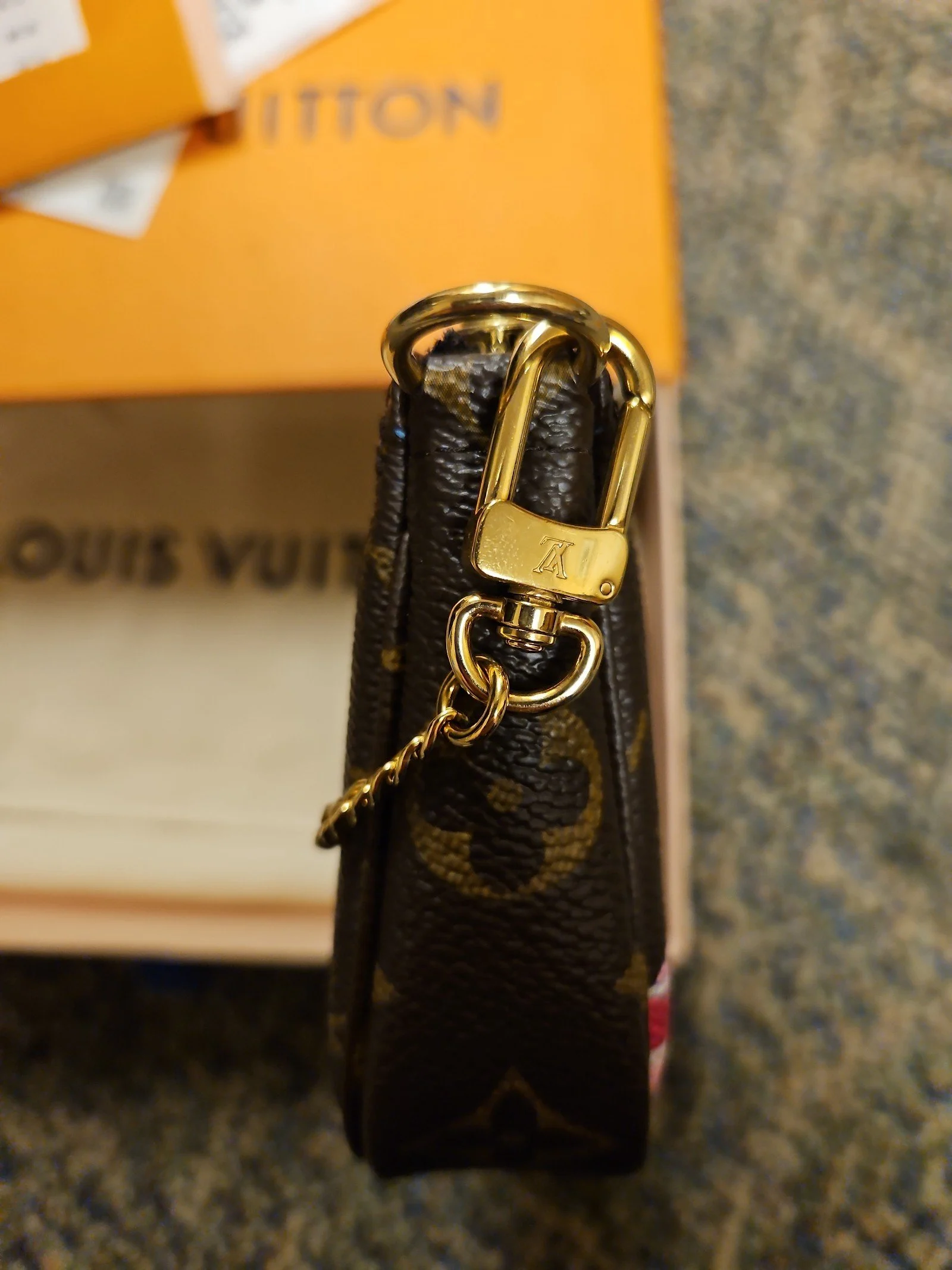 Louis vuitton mini pochette accessoires christmas animation 2022