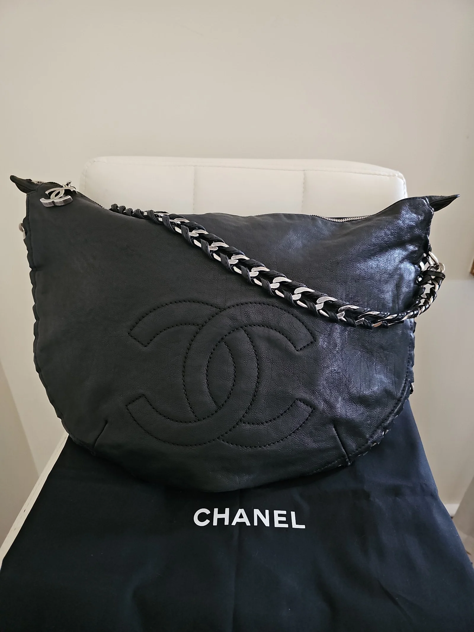 CHANEL Black Leather Modern Chain Hobo