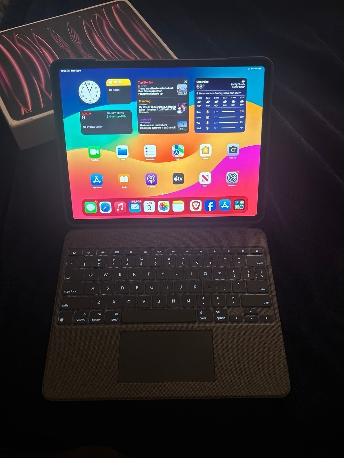 Apple iPad Pro 6th Generation 256gb 12.9inch 5G Data-WiFi with Keyboard 1Y53