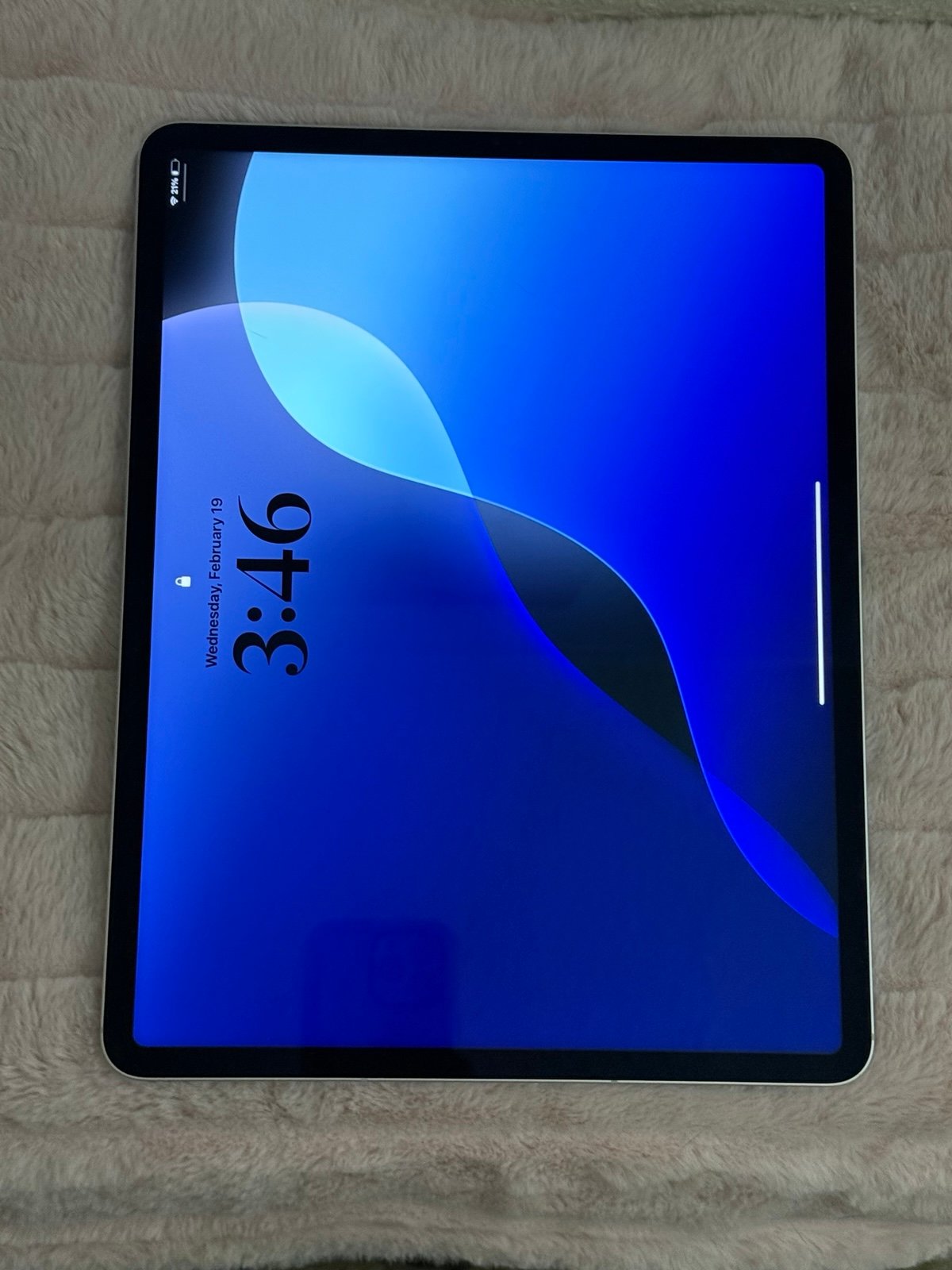 iPad Pro 12.9” (6th Gen) - Great Condition + Keyboard 6M66