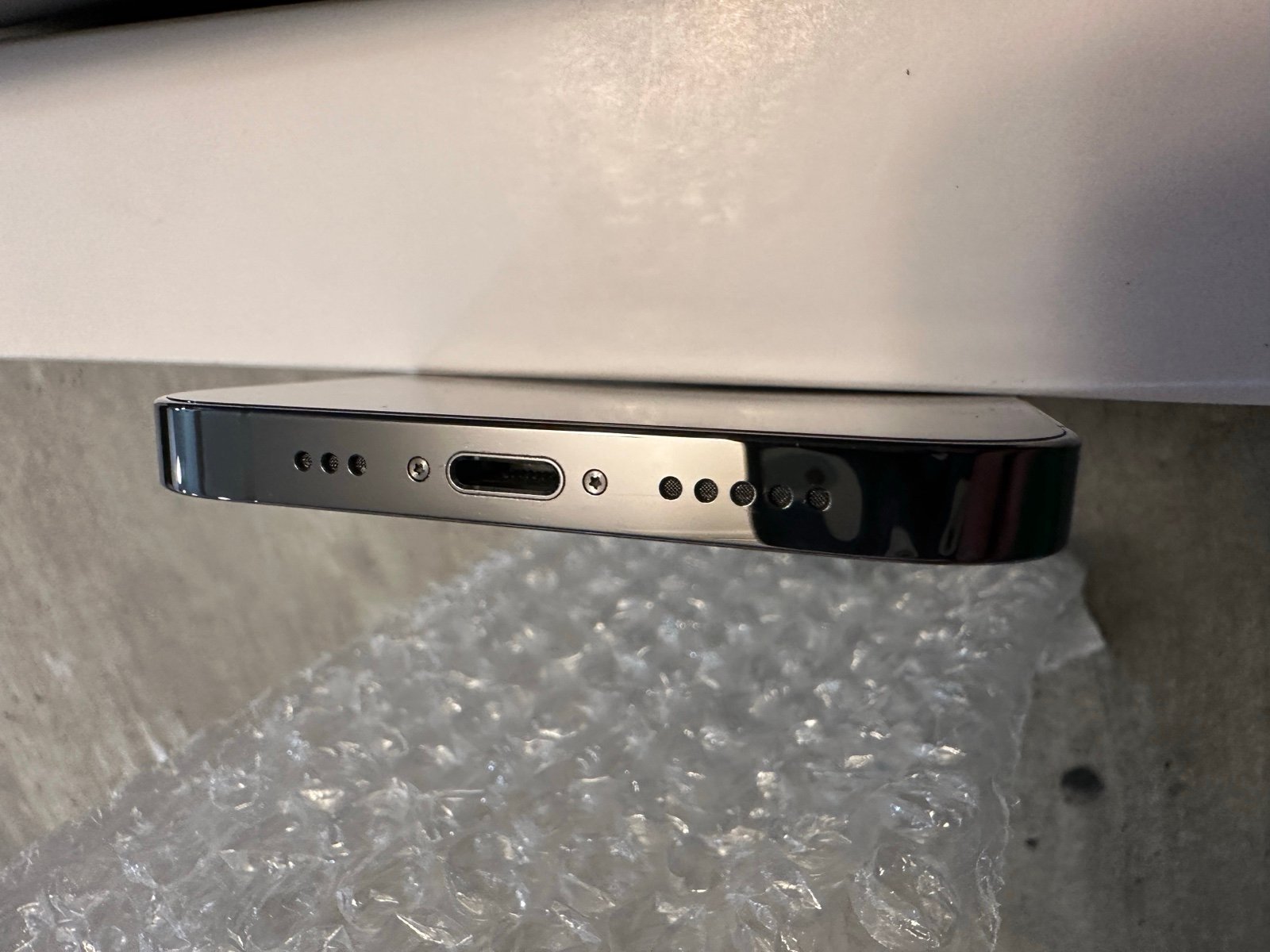 LIKE NEW! Unlocked iPhone 12 Pro 256gb Graphite 9R51