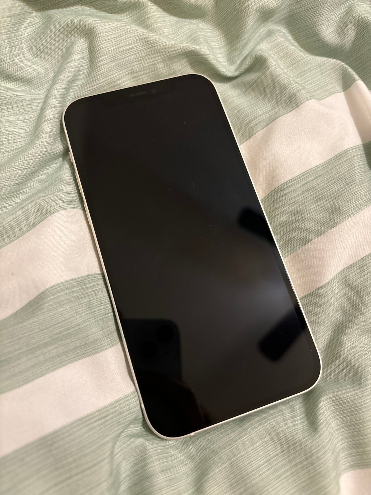 Apple iPhone 12 128 GB in White for Unlocked 2Y38