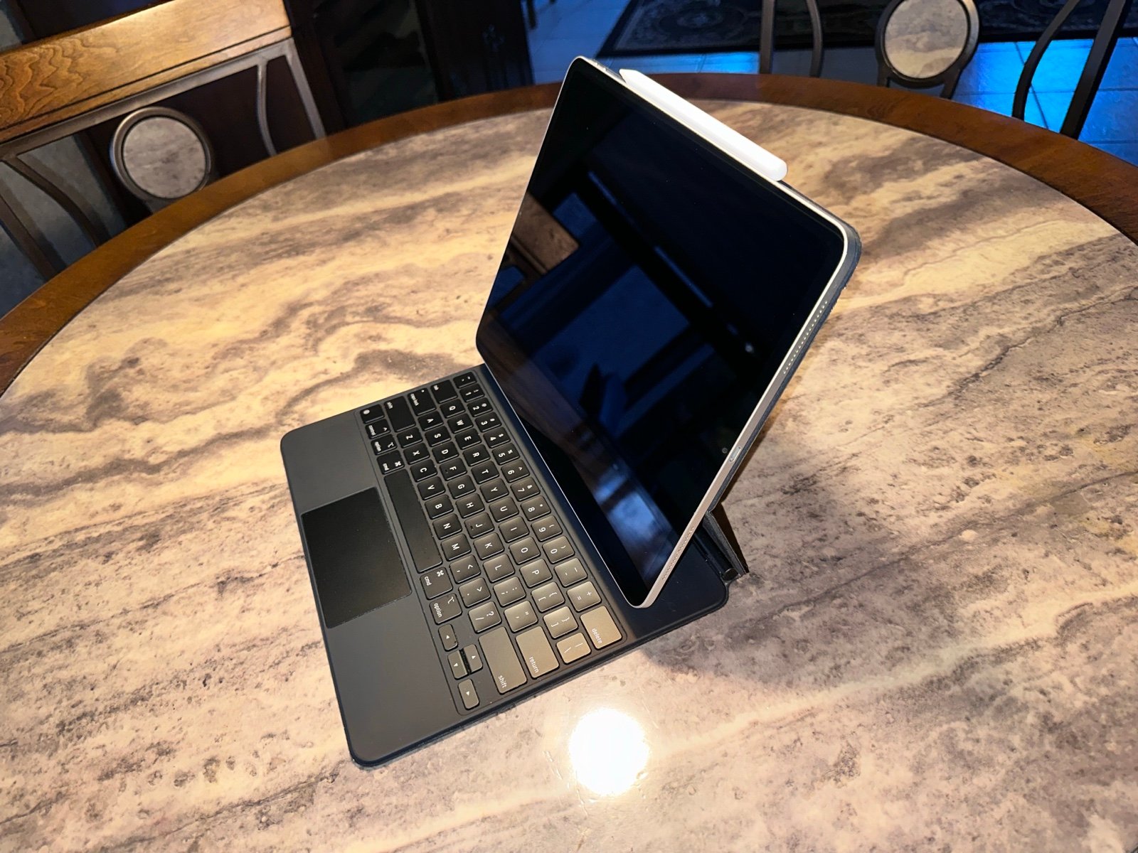 iPad Pro 12.9 inch 4th generation/ Apple Pencil/ Magic Keyboard 6W25