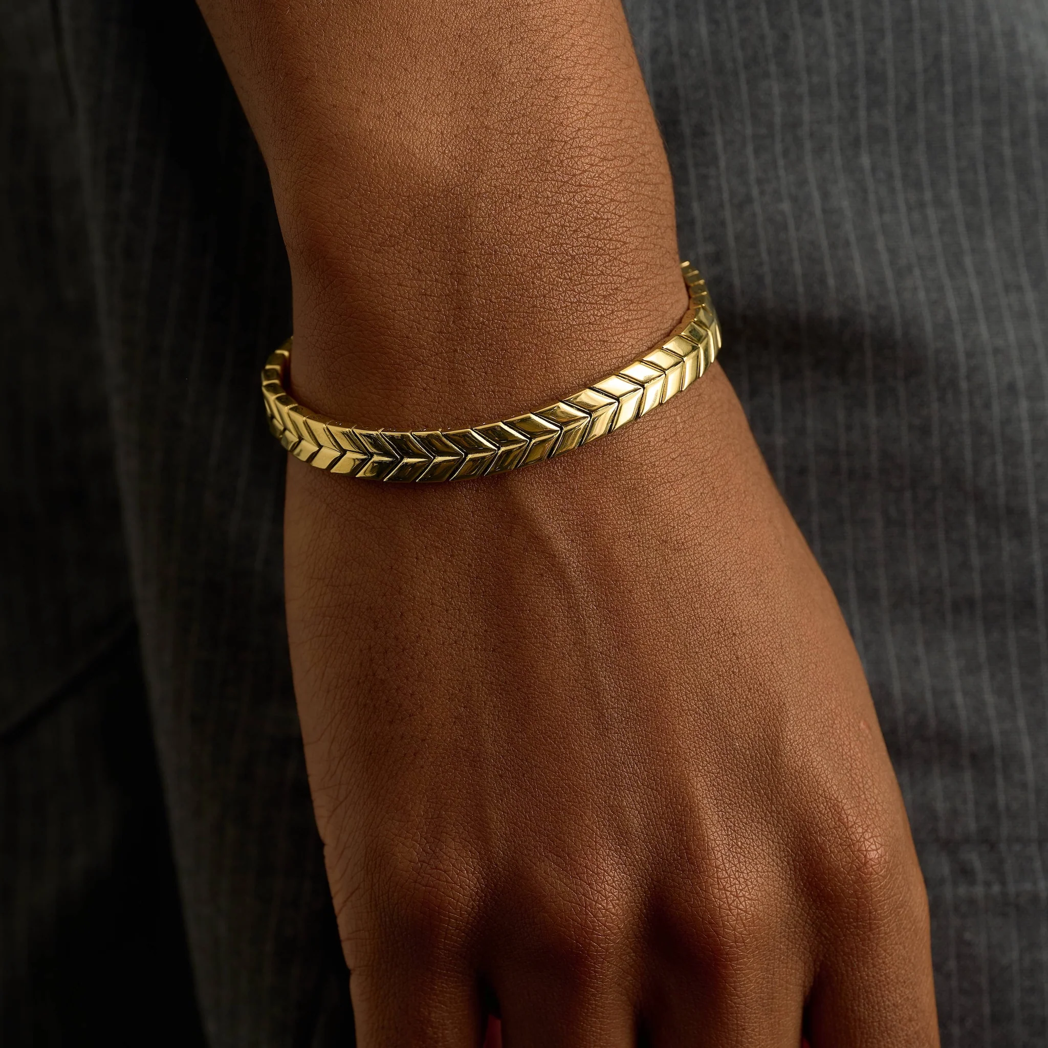 Defined Herringbone Bracelet in Yellow Gold - 7mm
