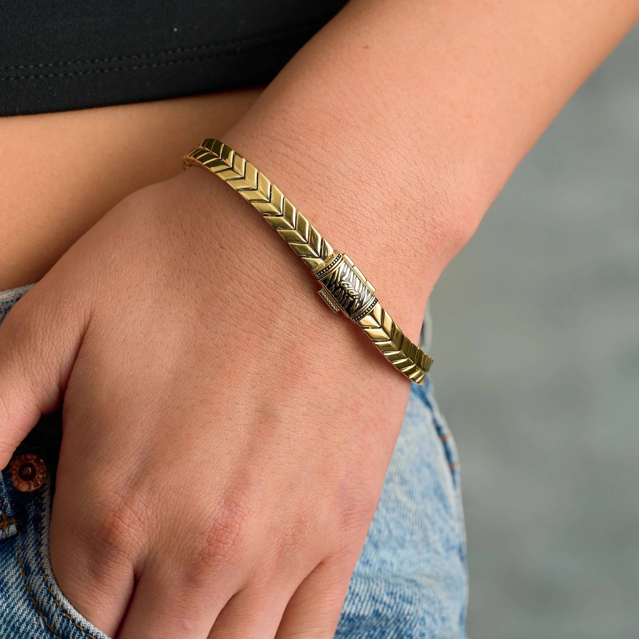 Defined Herringbone Bracelet in Yellow Gold - 7mm