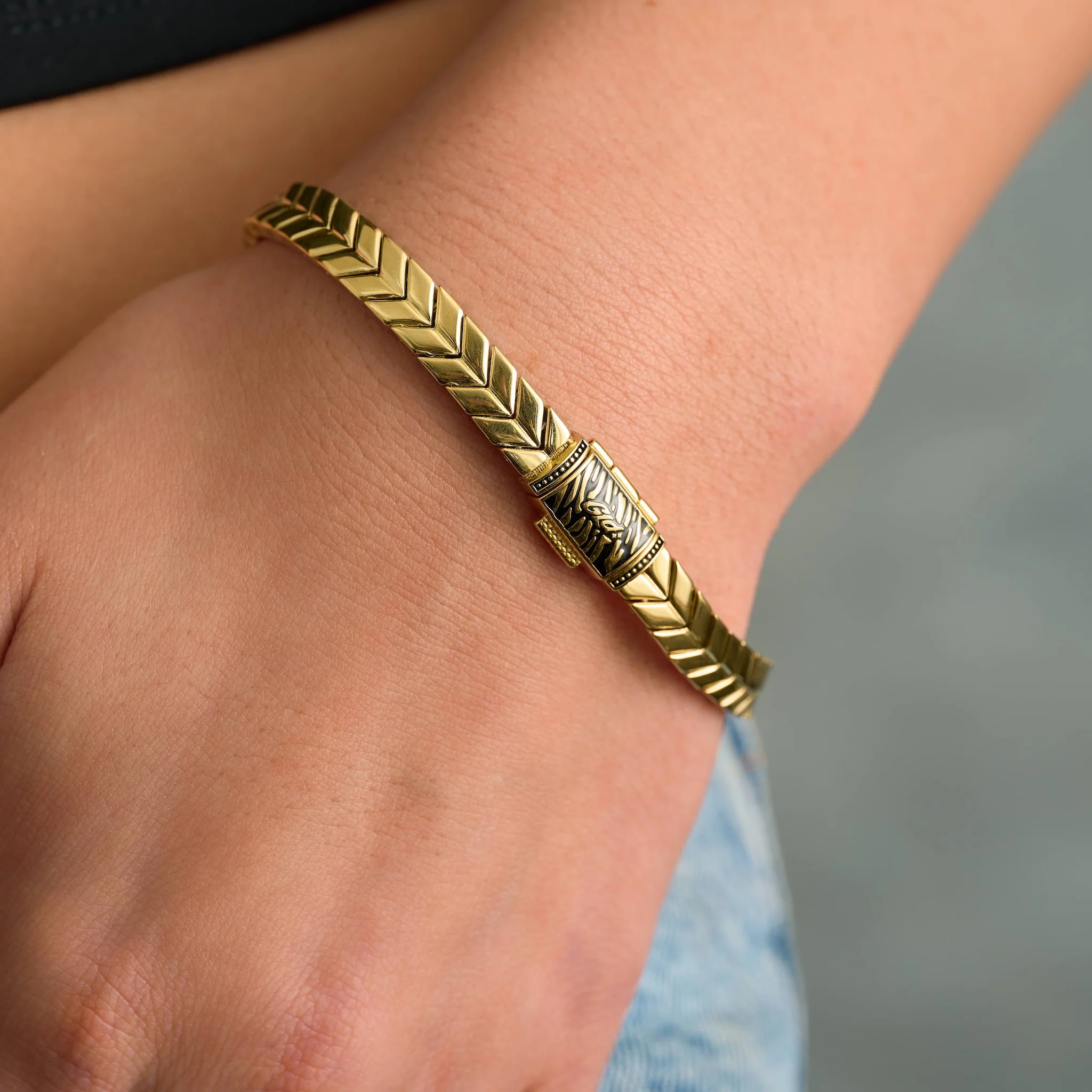 Defined Herringbone Bracelet in Yellow Gold - 7mm
