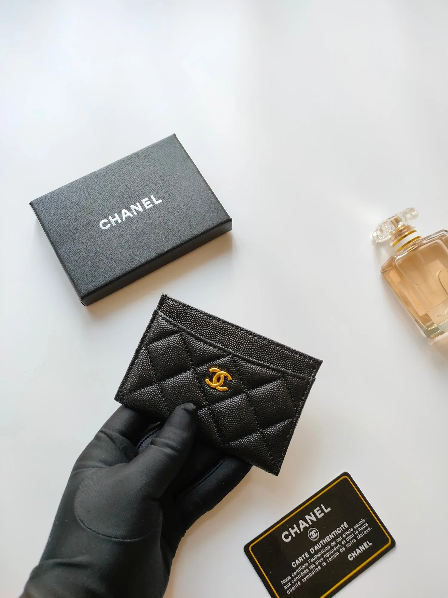 CC CARD HOLDER 11.2 BLACK GRAINED CALFSKIN GOLD ICON